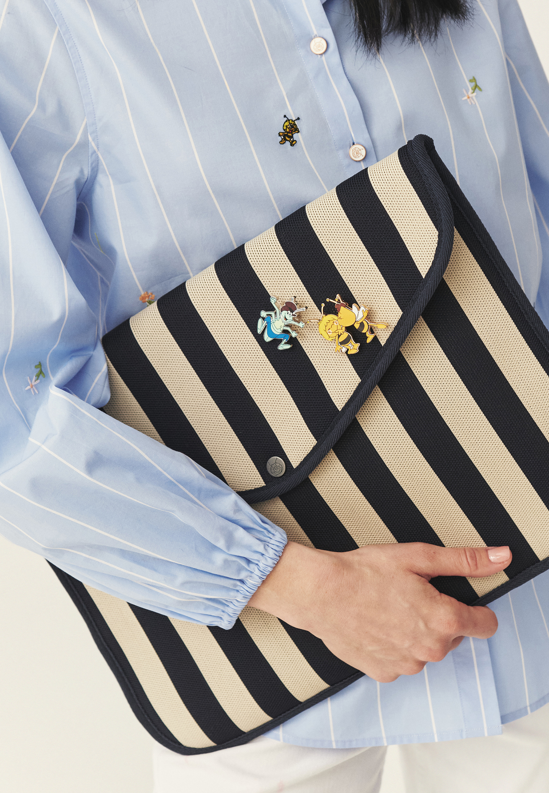 POUZDRO NA NOTEBOOK SE STYLOVÝMI PRUHY – NIRIA