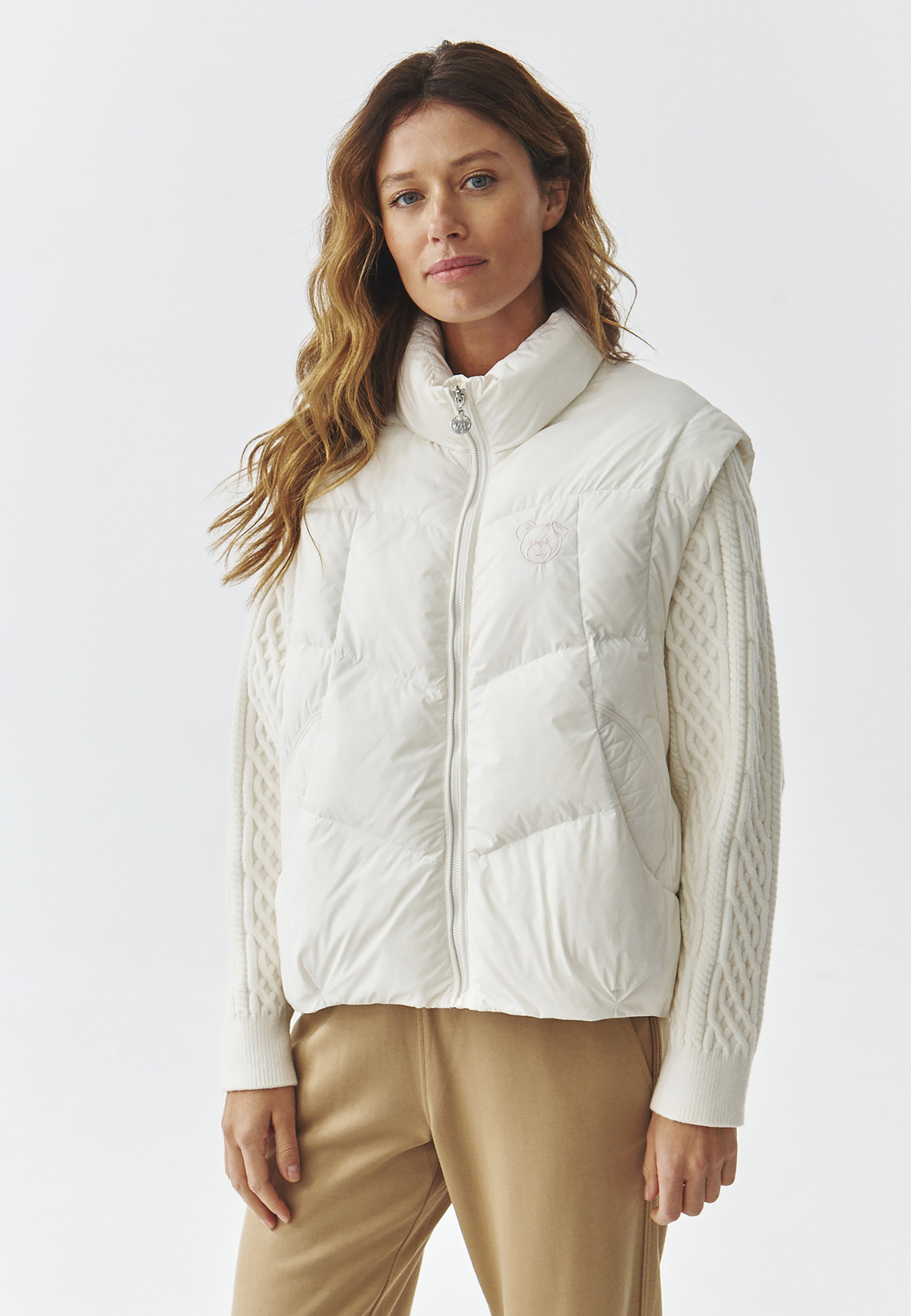 TKANINOWA KURTKA DAMSKA 2W1 Z PUCHOWYM WYPEŁNIENIEM I MOTYWEM MISIA USZATKA — SAMMY ECRU 2