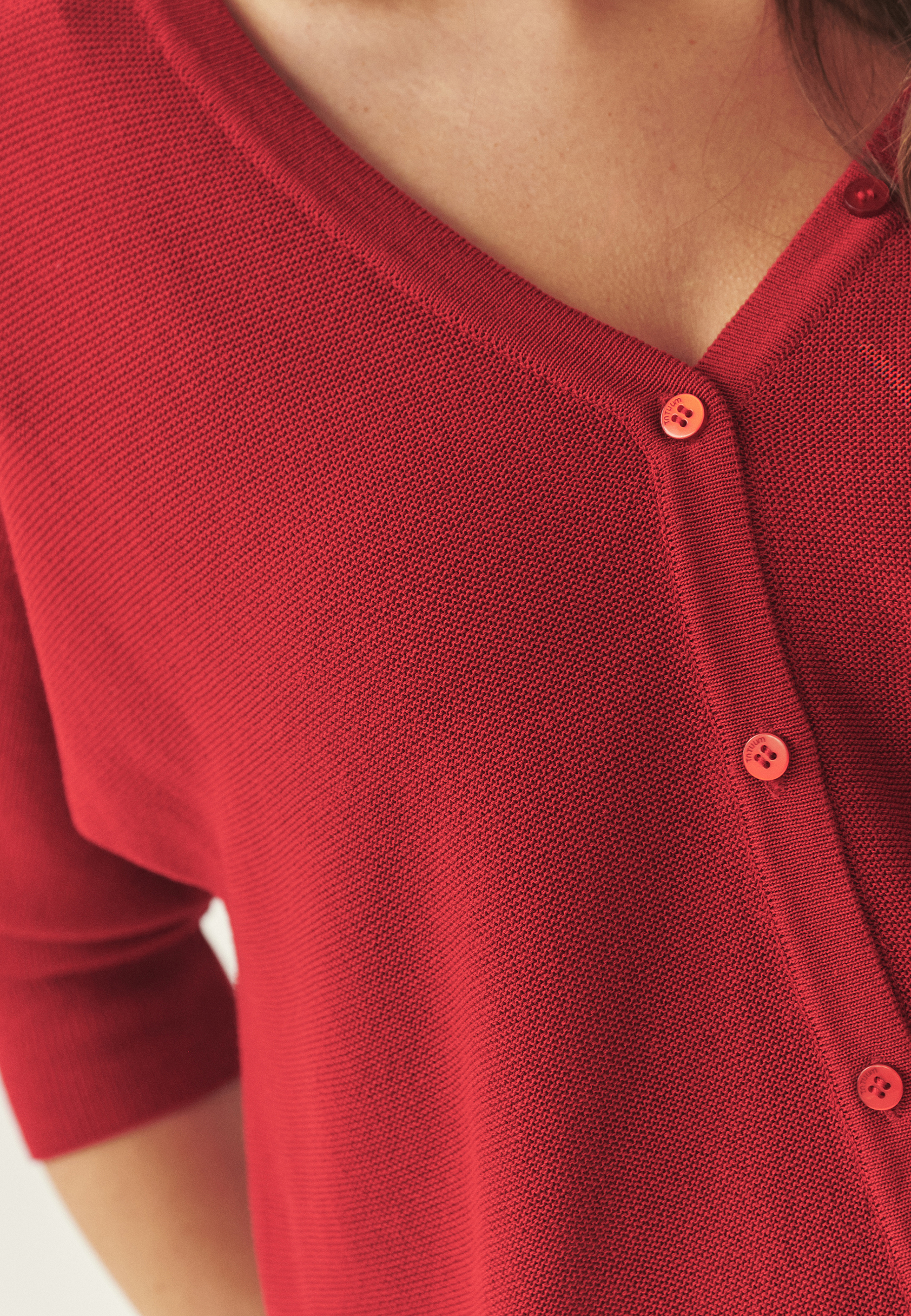 SVETR S KNOFLÍKOVÝM ZAPÍNÁNÍM – KJANI