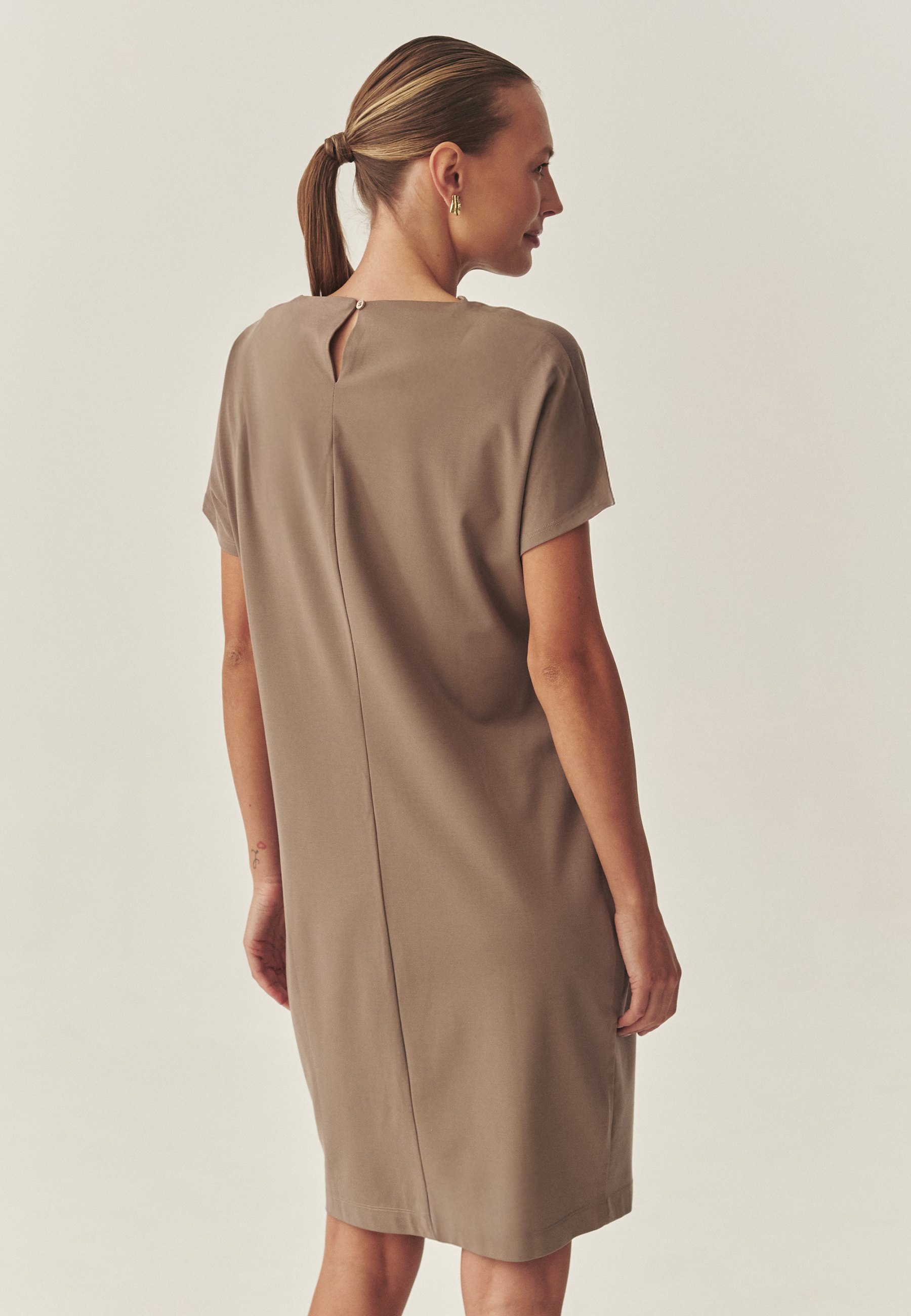 DZIANINOWA SUKIENKA Z DEKOLTEM TYPU WODA - ZORIMAX BEŻOWY 2