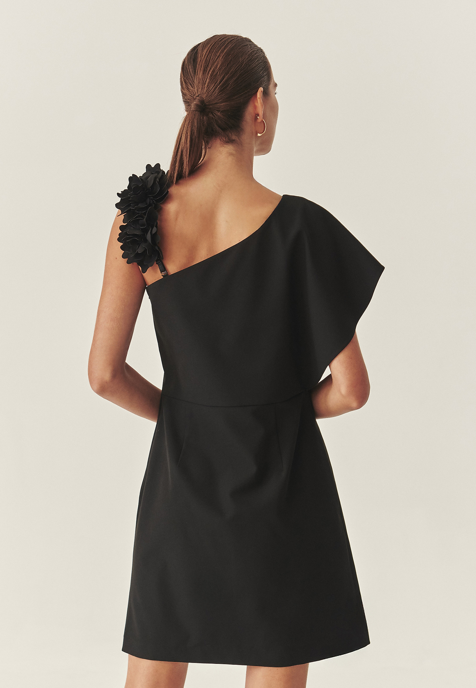 ASYMMETRICAL DRESS WITH DECORATIVE STRAP - KONTESI ASYMMETRICAL DRESS WITH DECORATIVE STRAP - KONTESI BLACK 118407