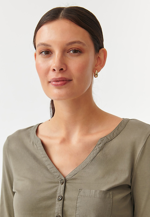 LADIES’ BLOUSE WITH A DECORATIVE MINI POCKET ASTRID LADIES’ BLOUSE WITH A DECORATIVE MINI POCKET ASTRID KHAKI 1