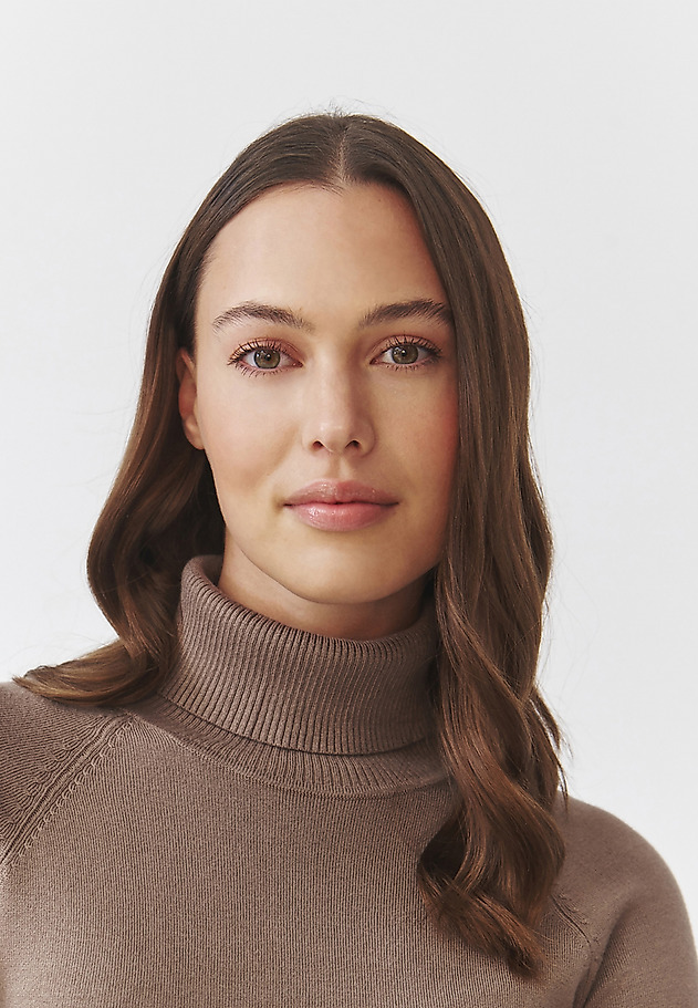 CLASSIC LADIES' TURTLENECK SWEATER - NEKOKI CLASSIC LADIES' TURTLENECK SWEATER - NEKOKI BEIGE 4
