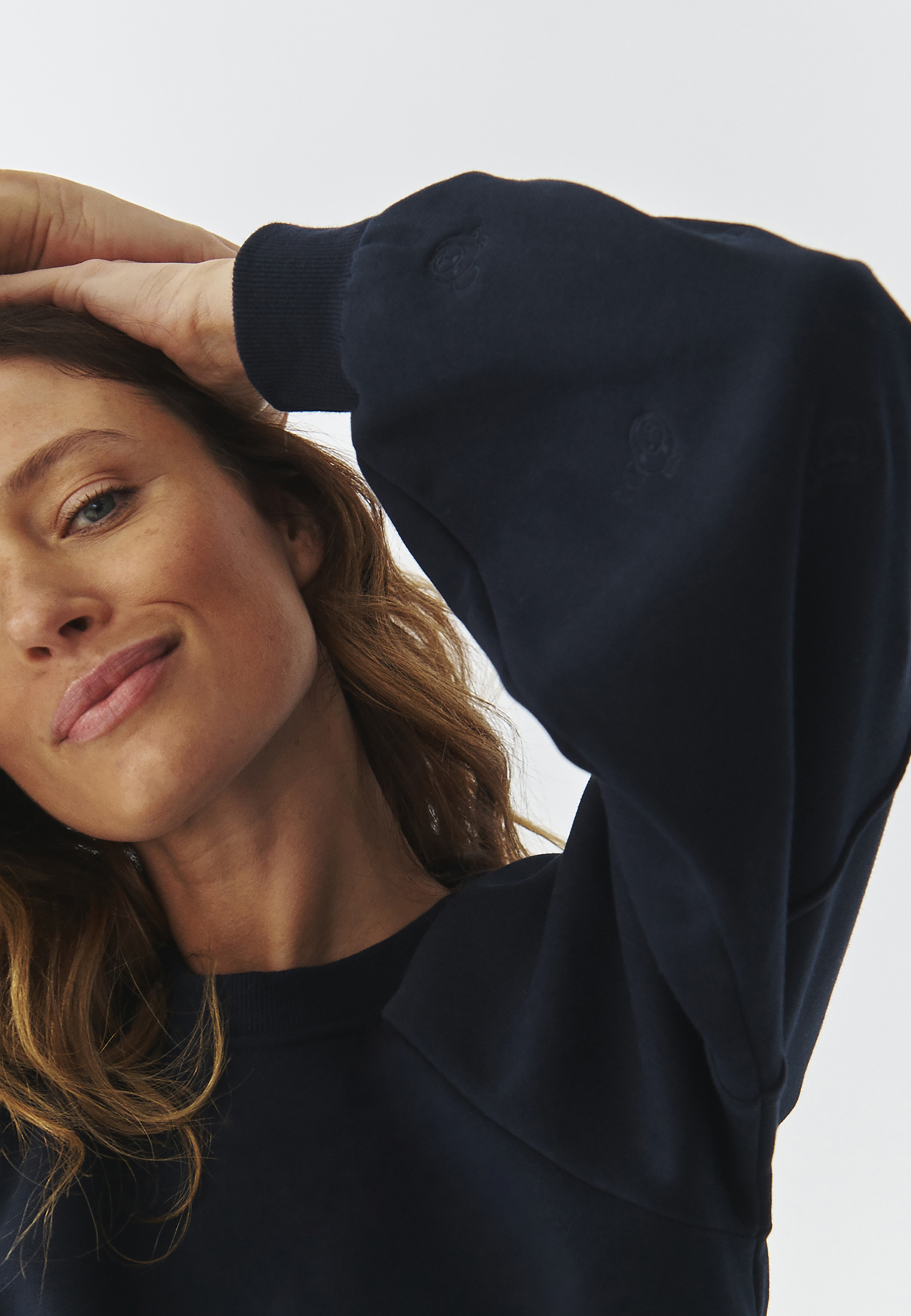 DZIANINOWA BLUZA DAMSKA Z WYSZYWANYMI RĘKAWAMI I MOTYWEM MISIA USZATKA — FAME GRANATOWY 2