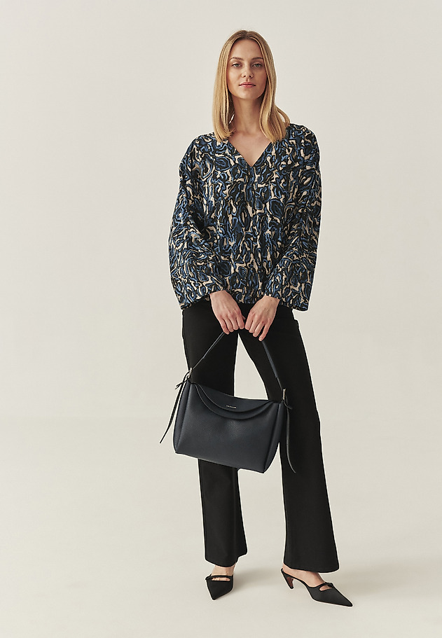 BLUZA IZ VISKOZE Z ORIGINALNIM DIZAJNOM - VIVIENNE 1 BLUZA IZ VISKOZE Z ORIGINALNIM DIZAJNOM - VIVIENNE 1 VEČBARVNA 5
