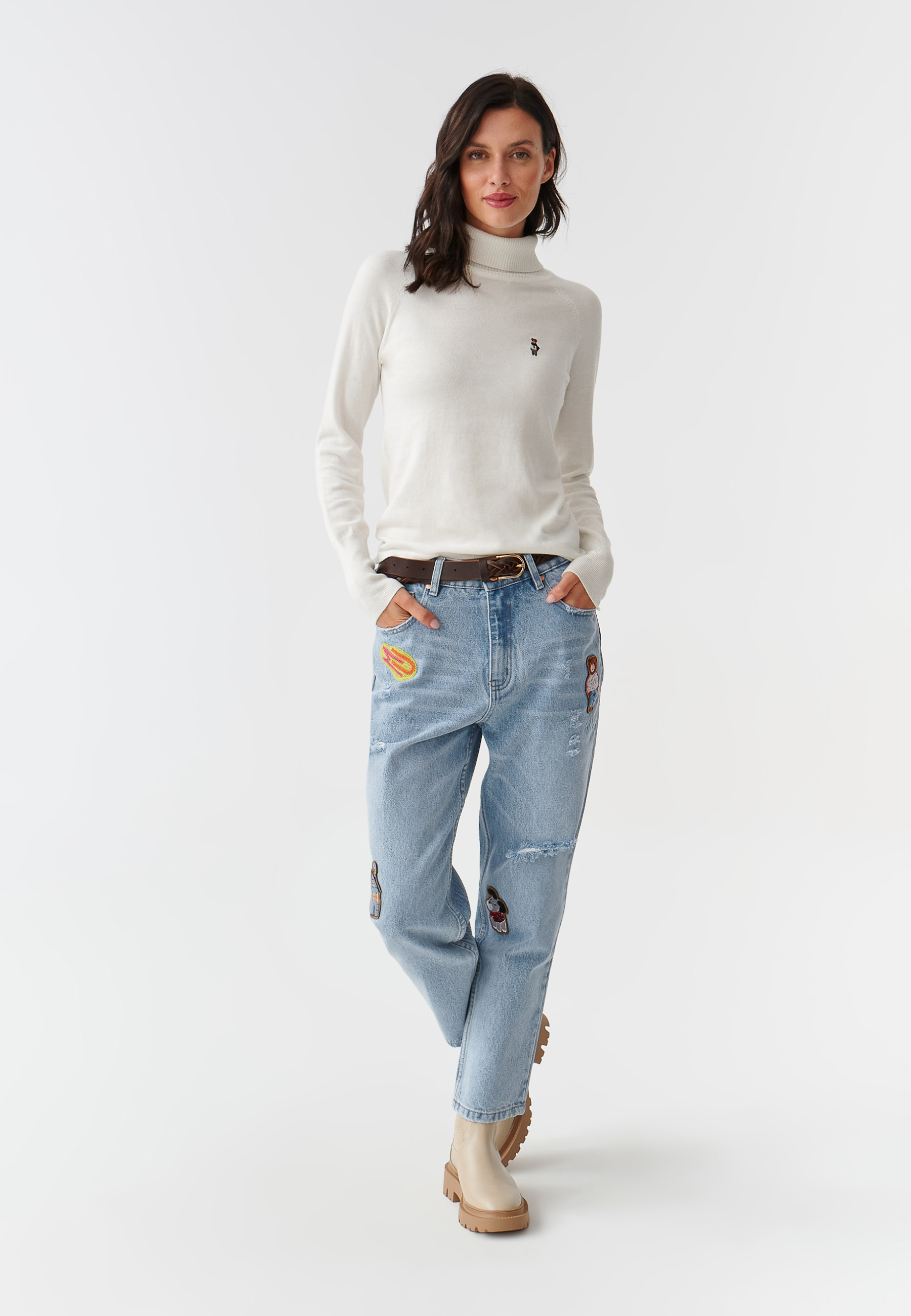 KLASYCZNY SWETER DAMSKI Z GOLFEM Z HAFTOWANYM MISIEM USZATKIEM NEKO ECRU 2