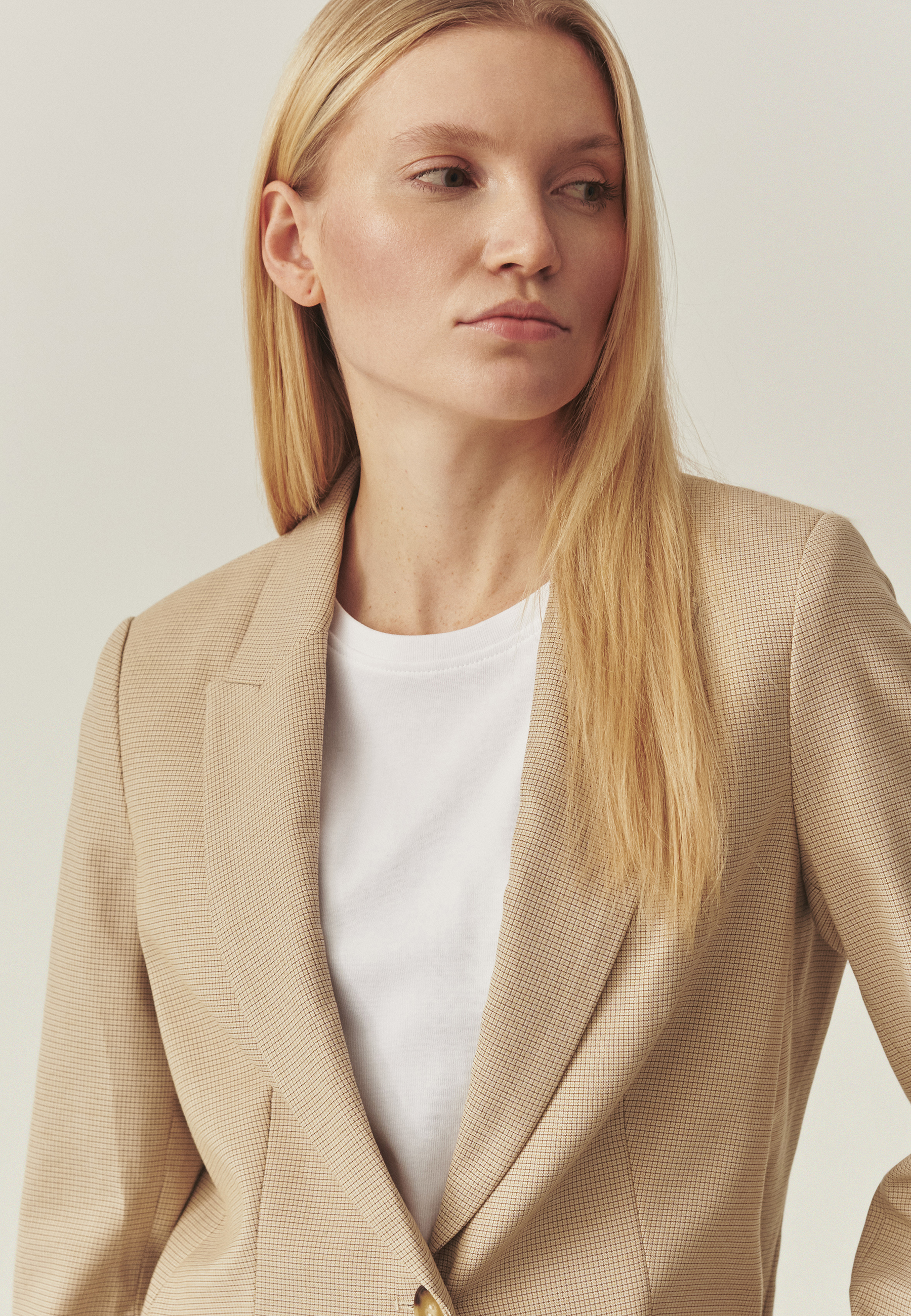 TALIOWANY ŻAKIET W DROBNĄ KRATĘ — LAMIZA ECRU 2