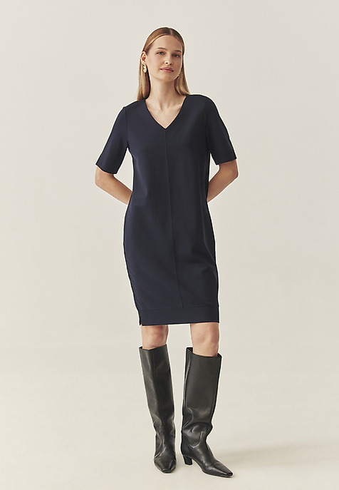 DZIANINOWA SUKIENKA Z KRÓTKIM RĘKAWEM I DEKOLTEM W SEREK - KOKORA DZIANINOWA SUKIENKA Z KRÓTKIM RĘKAWEM I DEKOLTEM W SEREK - KOKORA