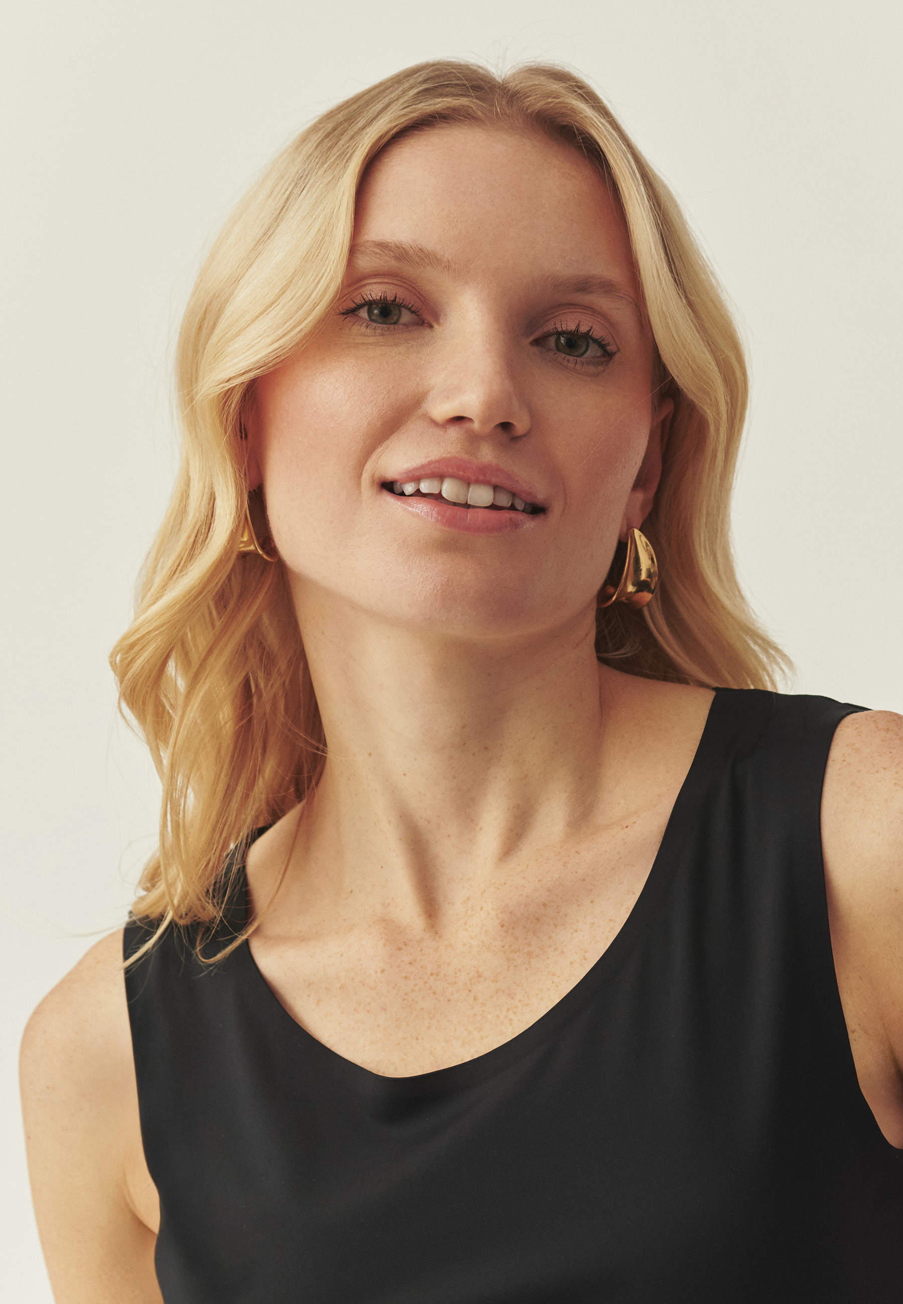 PRILIEHAVÁ BLÚZKA S LEPENÝM LEMOM – LETHA ČIERNA 2