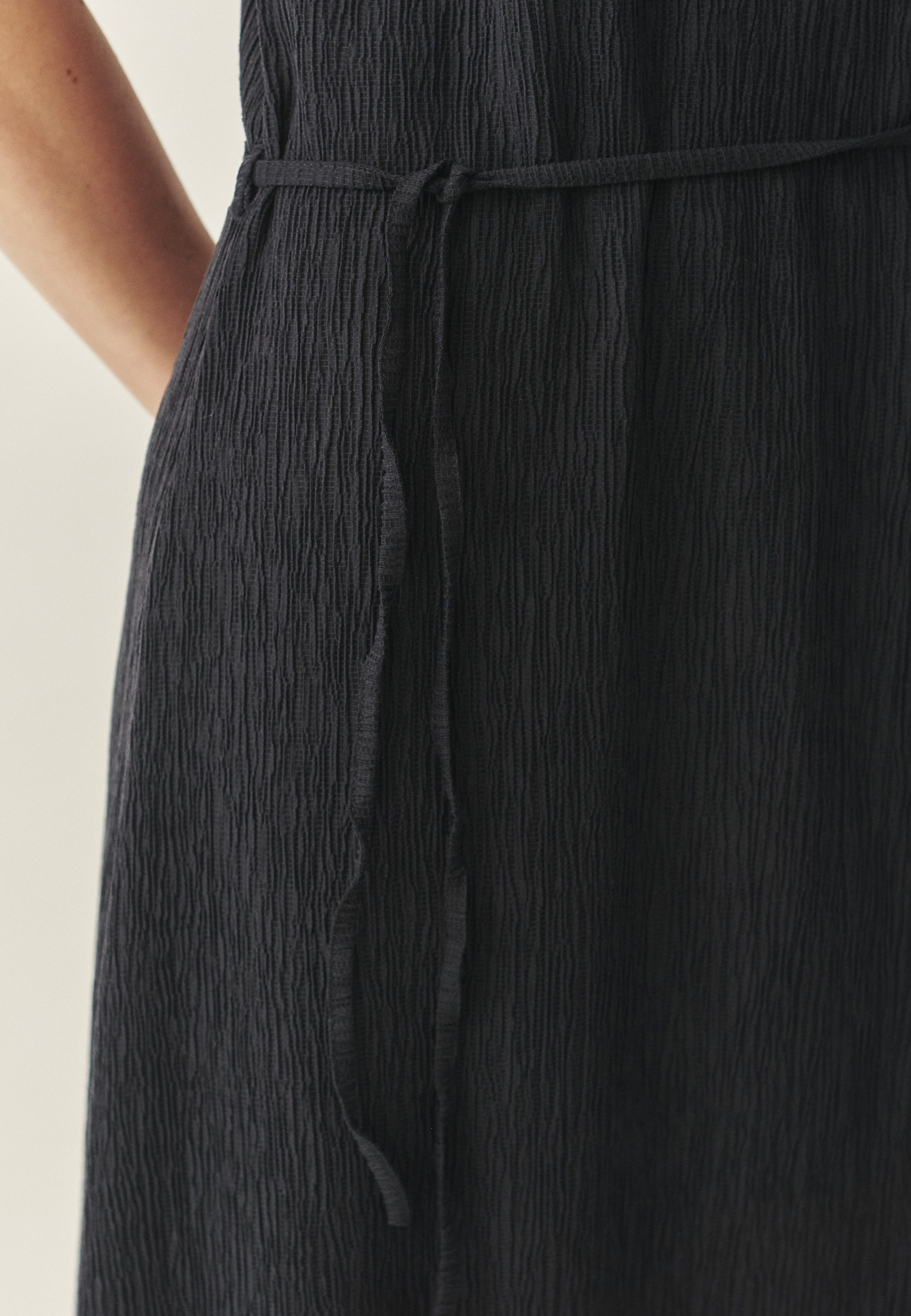 MIDI SUKIENKA Z OZDOBNEJ MARSZCZONEJ TKANINY - TABI GRANATOWY 2