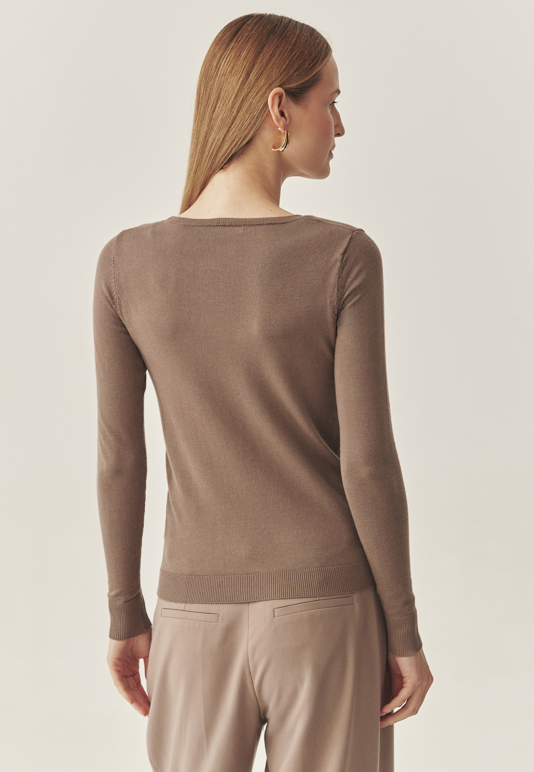 KLASICKÝ DÁMSKY SVETER S OKRÚHLYM VÝSTRIHOM – TESSINI BÉŽOVÁ 2