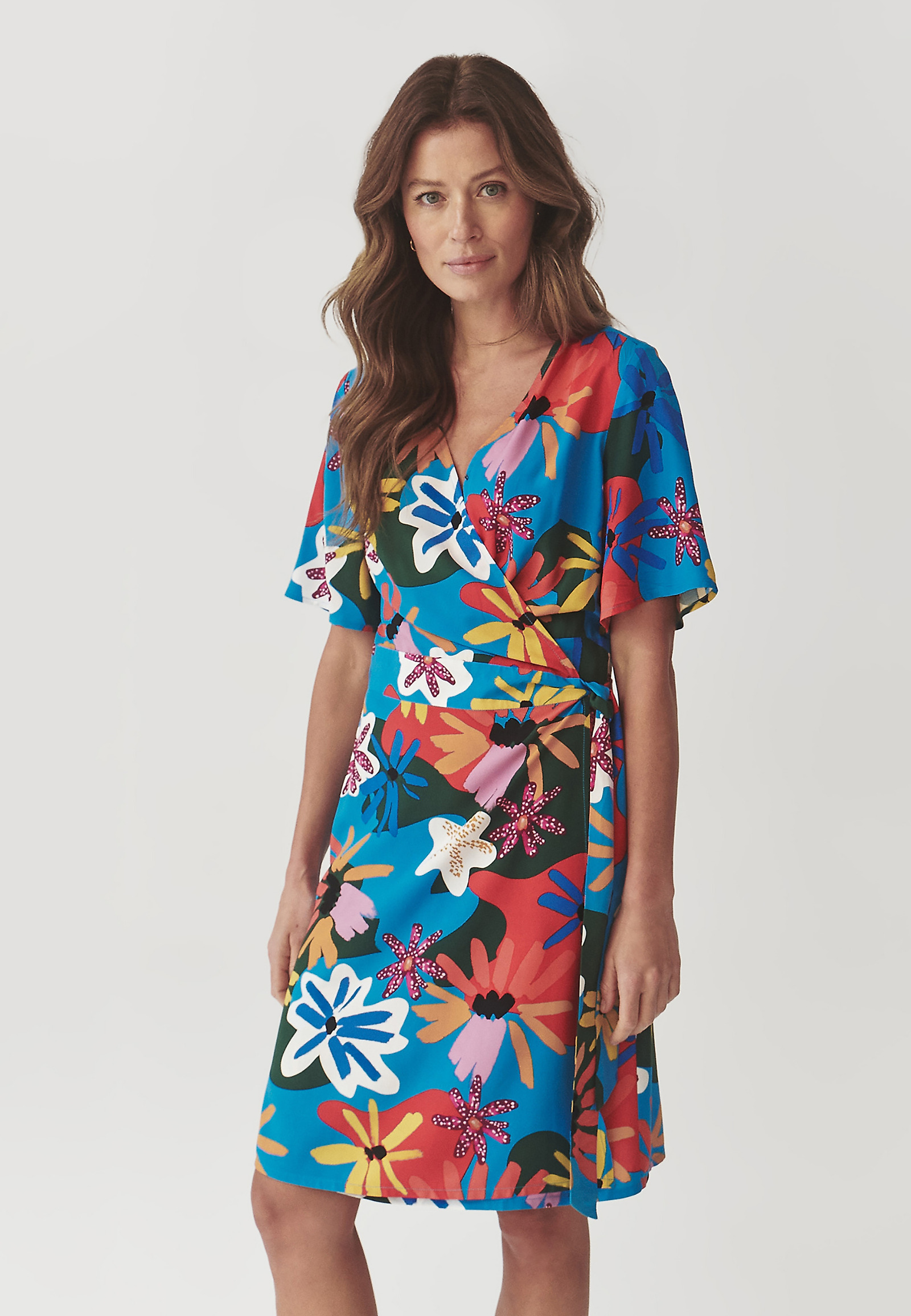 KWIECISTA WISKOZOWA SUKIENKA KOPERTOWA Z KRÓTKIM RĘKAWEM - TAKTI 1 KWIECISTA WISKOZOWA SUKIENKA KOPERTOWA Z KRÓTKIM RĘKAWEM - TAKTI 1 MULTIKOLOR 98185