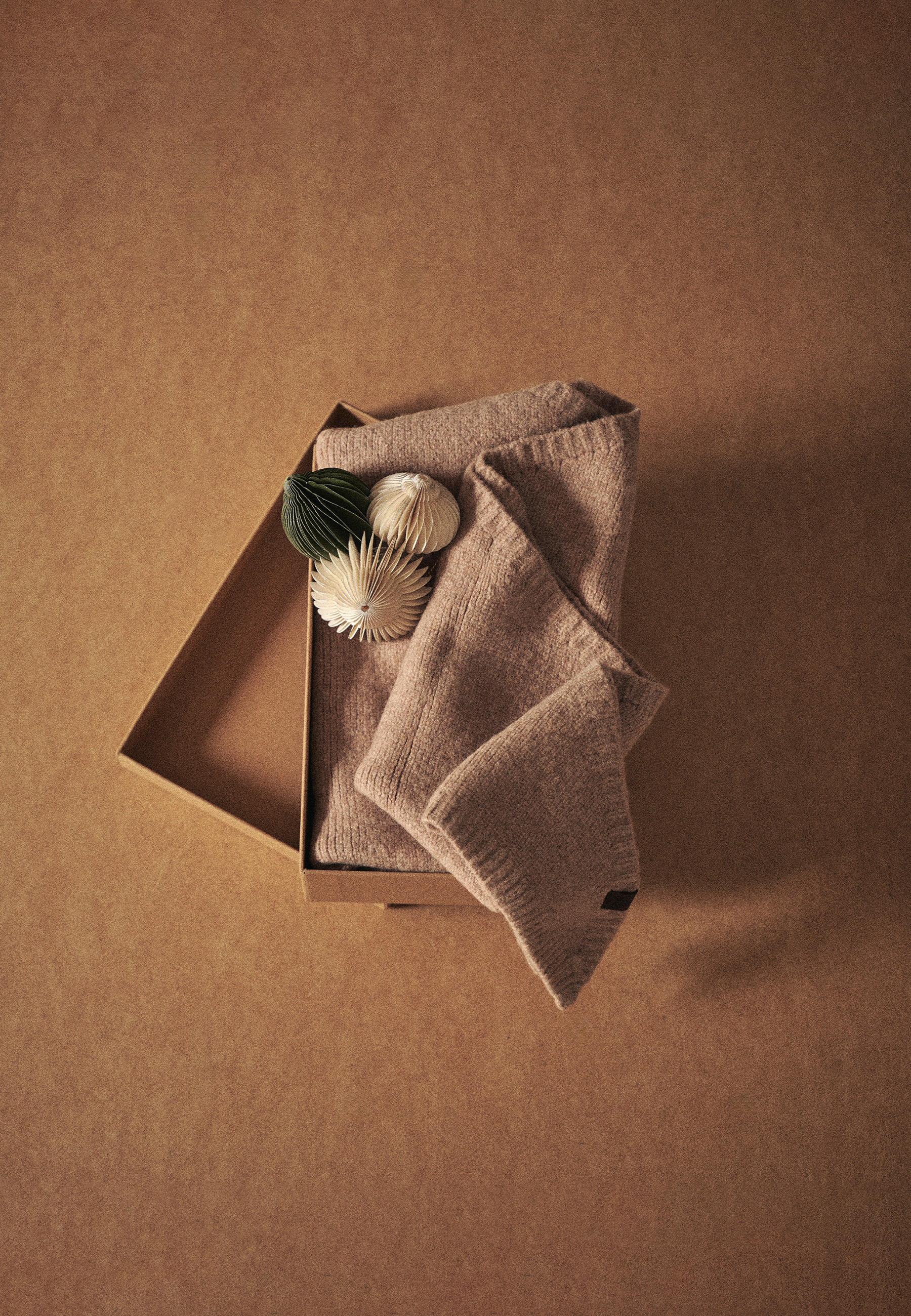 TRÓJKĄTNY SZALIK Z DOMIESZKĄ WEŁNY - SNUGA BEŻOWY 2