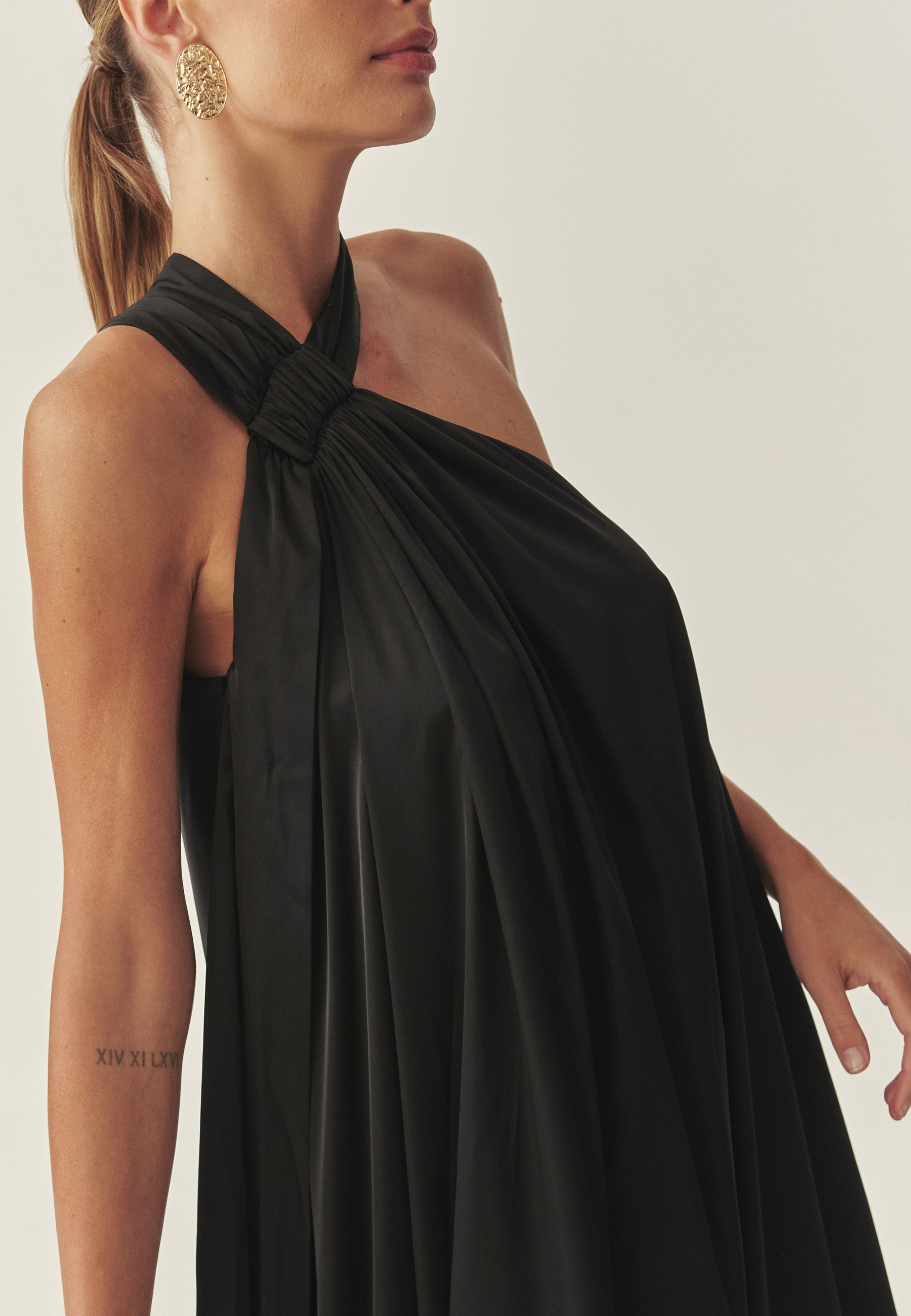 TKANINOWA SATYNOWA SUKIENKA MAXI BEZ RĘKAWÓW — LENORA CZARNY 2