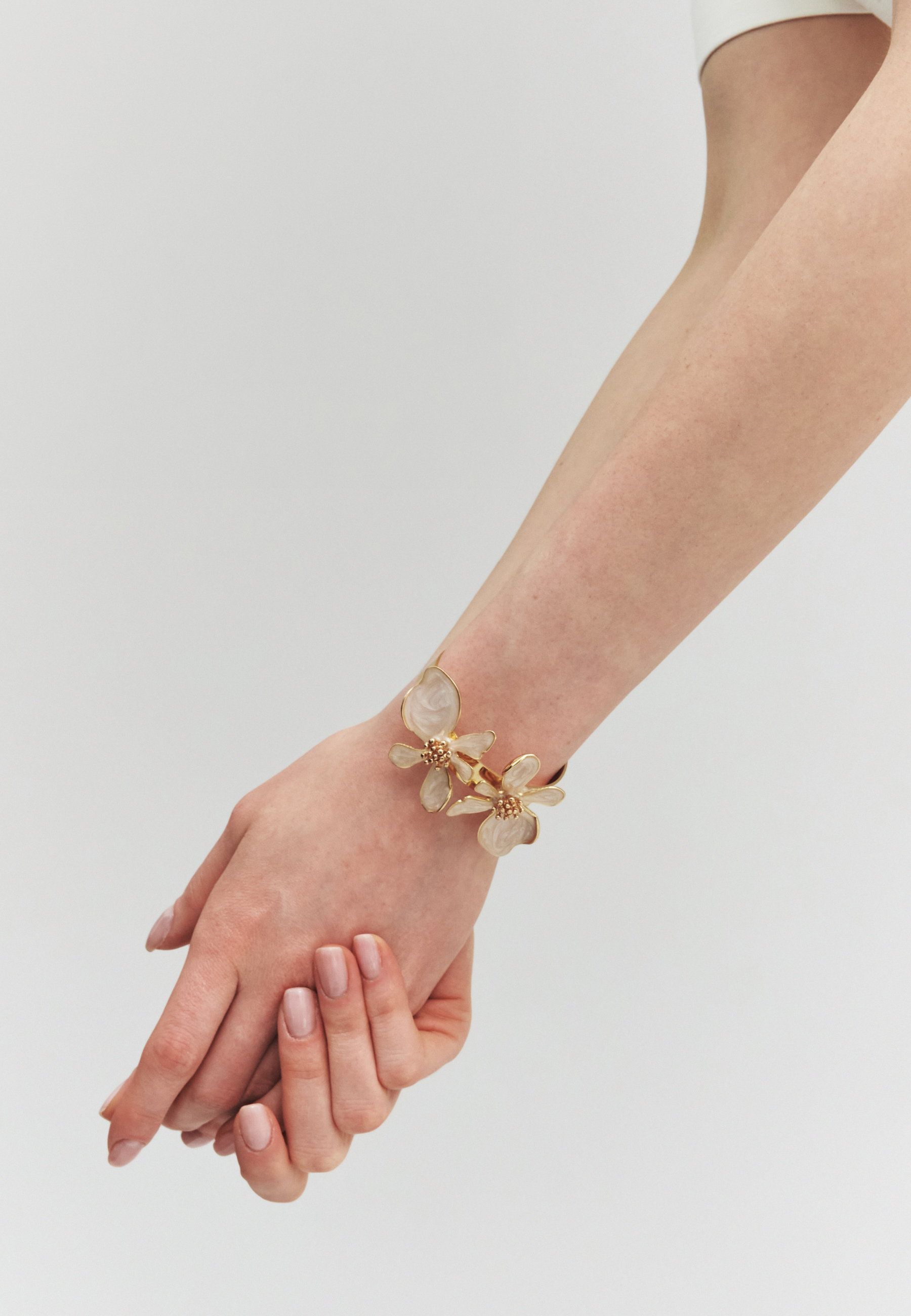 BRANSOLETKA Z KWIATOWYM MOTYWEM - GIRELLE ECRU 2
