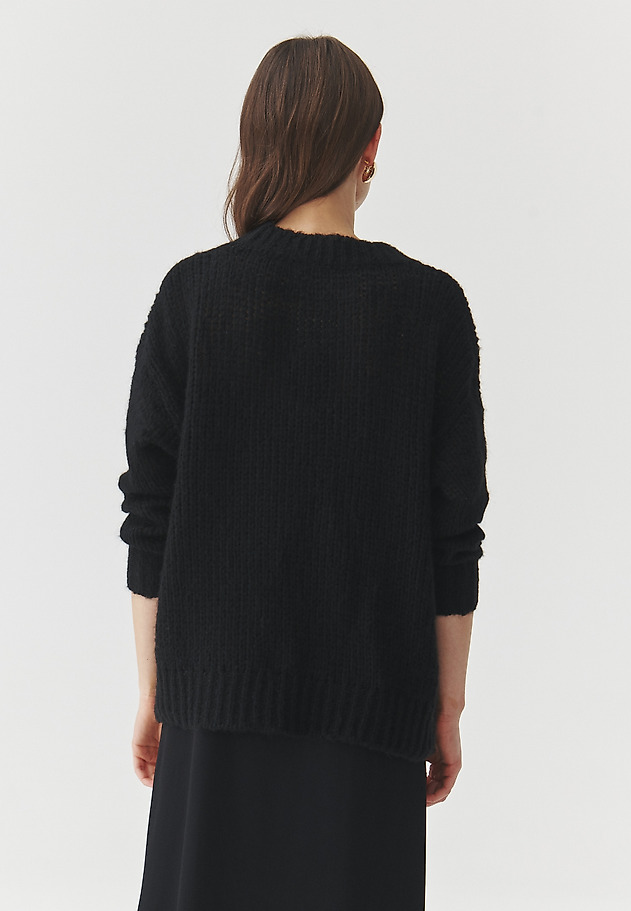 OVERSIZE SVETER S VLNOU A MOHÉROM – DAHLIA OVERSIZE SVETER S VLNOU A MOHÉROM – DAHLIA ČIERNA 4