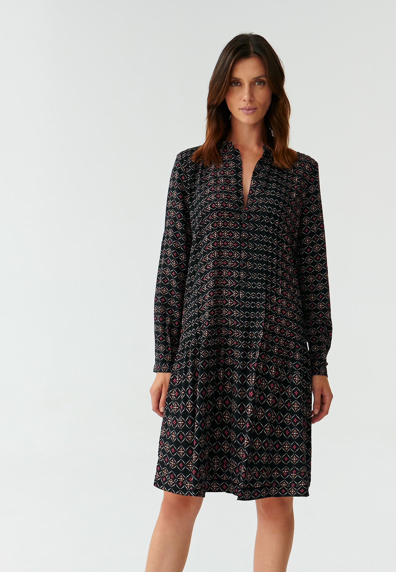 PATTERNED LADIES’ DRESS WITH A STAND-UP COLLAR LILI PATTERNED LADIES’ DRESS WITH A STAND-UP COLLAR LILI MULTICOLOR 92020