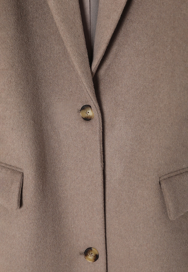 LONG SINGLE-BREASTED LADIES’ COAT WITH SPACIOUS POCKETS - MAWE LONG SINGLE-BREASTED LADIES’ COAT WITH SPACIOUS POCKETS - MAWE BEŻOWY 9
