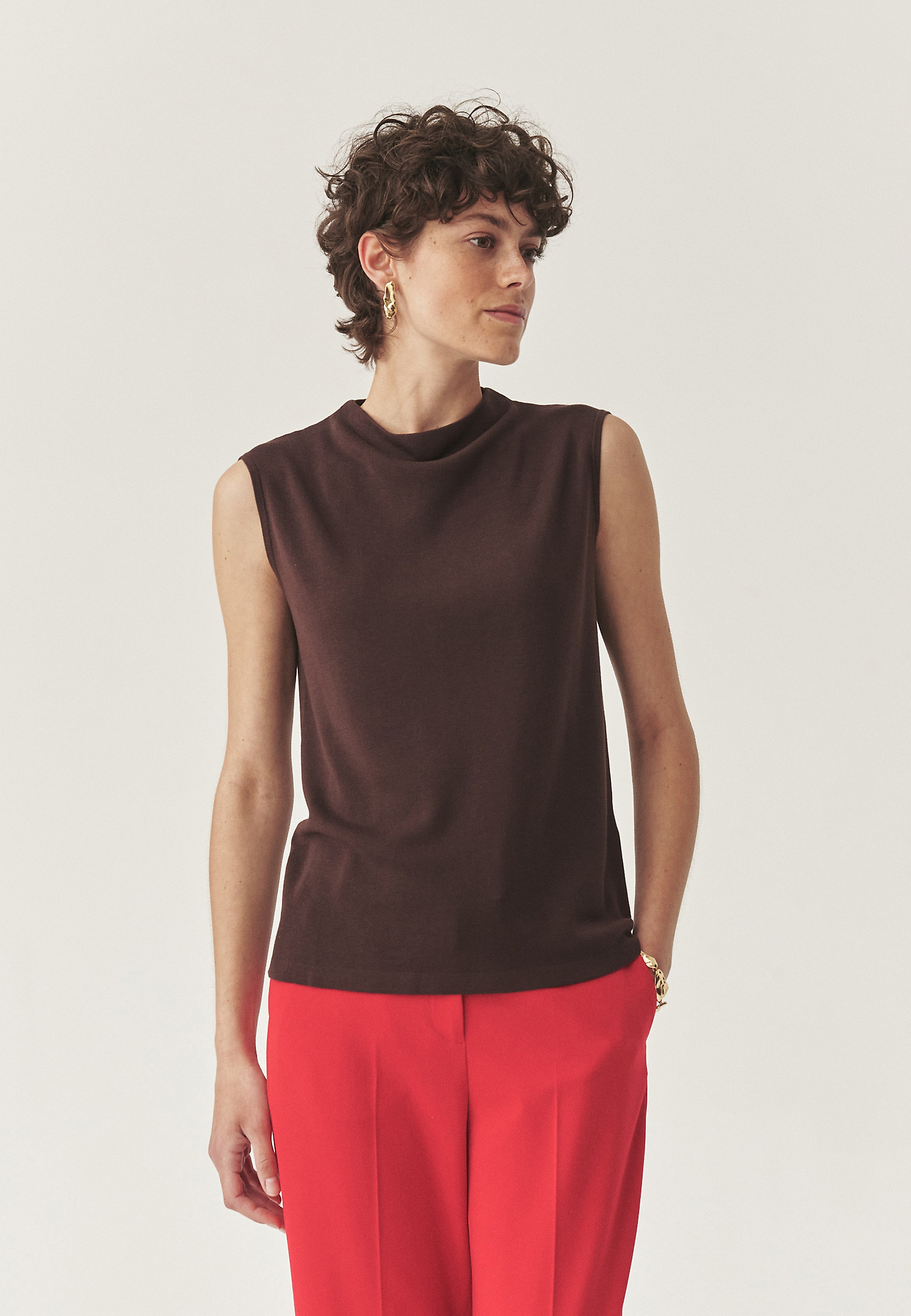 BLÚZKA BEZ RUKÁVOV S VLNENOU ZMESOU - KEZI BLÚZKA BEZ RUKÁVOV S VLNENOU ZMESOU - KEZI HNEDÁ 113582