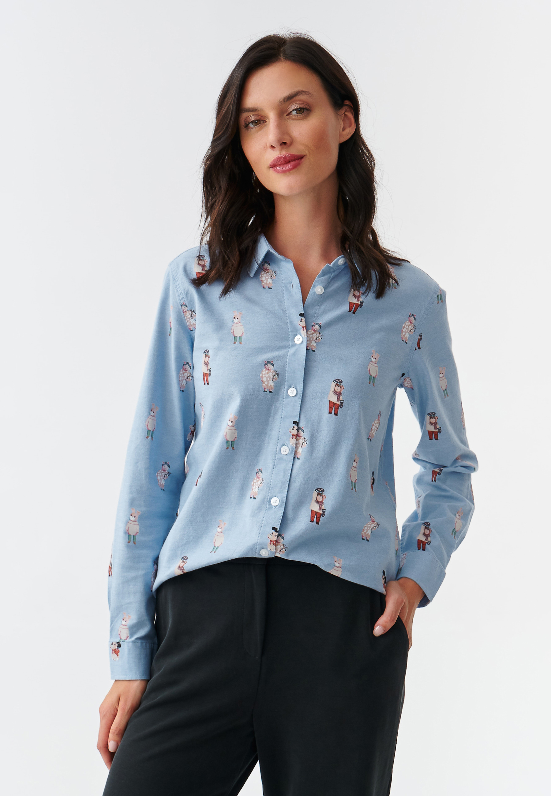 CĂMAȘĂ DE DAMĂ DIN ȚESĂTURĂ CU IMPRIMEU CU URSULEȚUL URECHI-LĂSATE EDNA