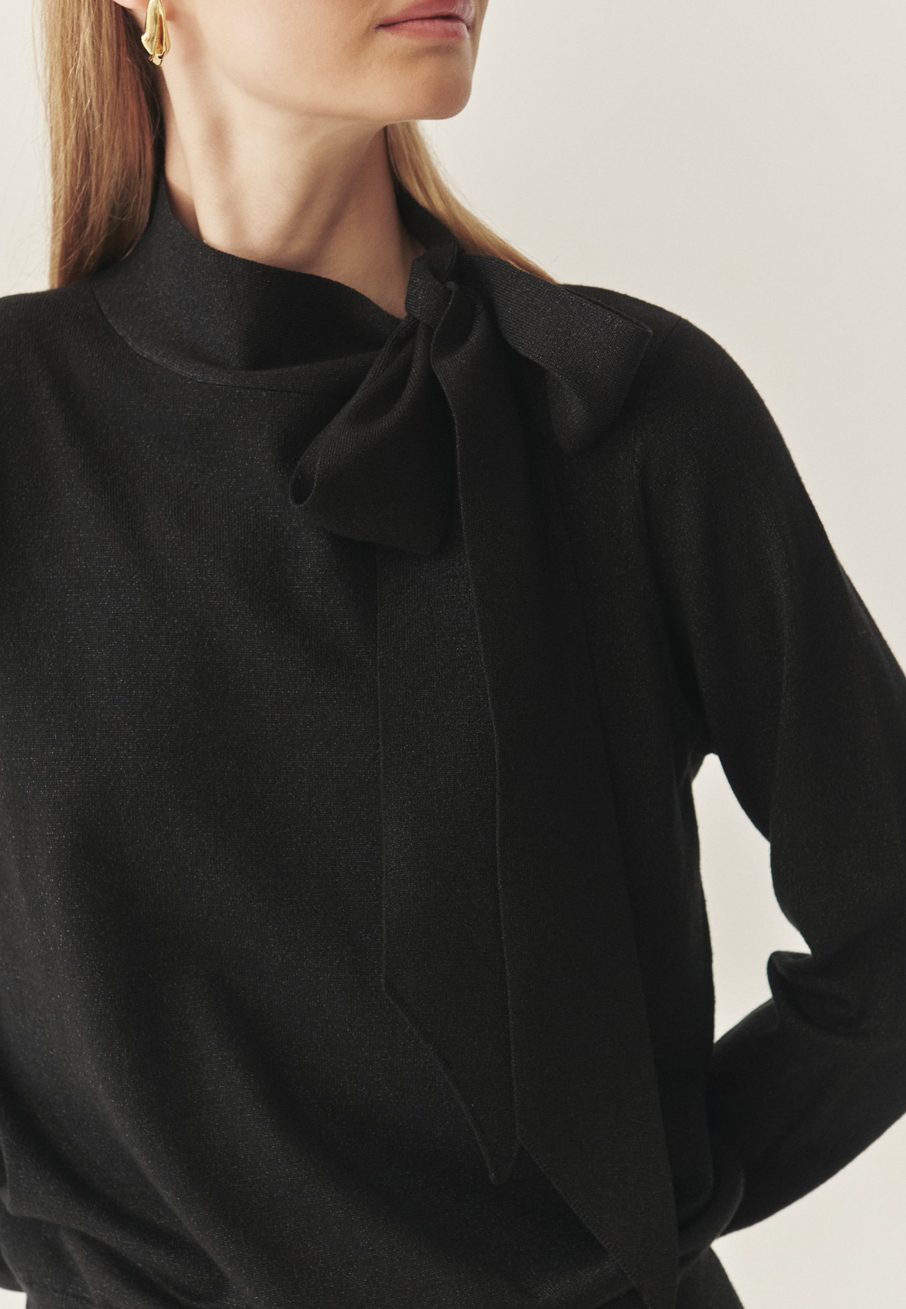 ELEGANCKI SWETER Z OZDOBNYM WIĄZANIEM - CONA CZARNY 2