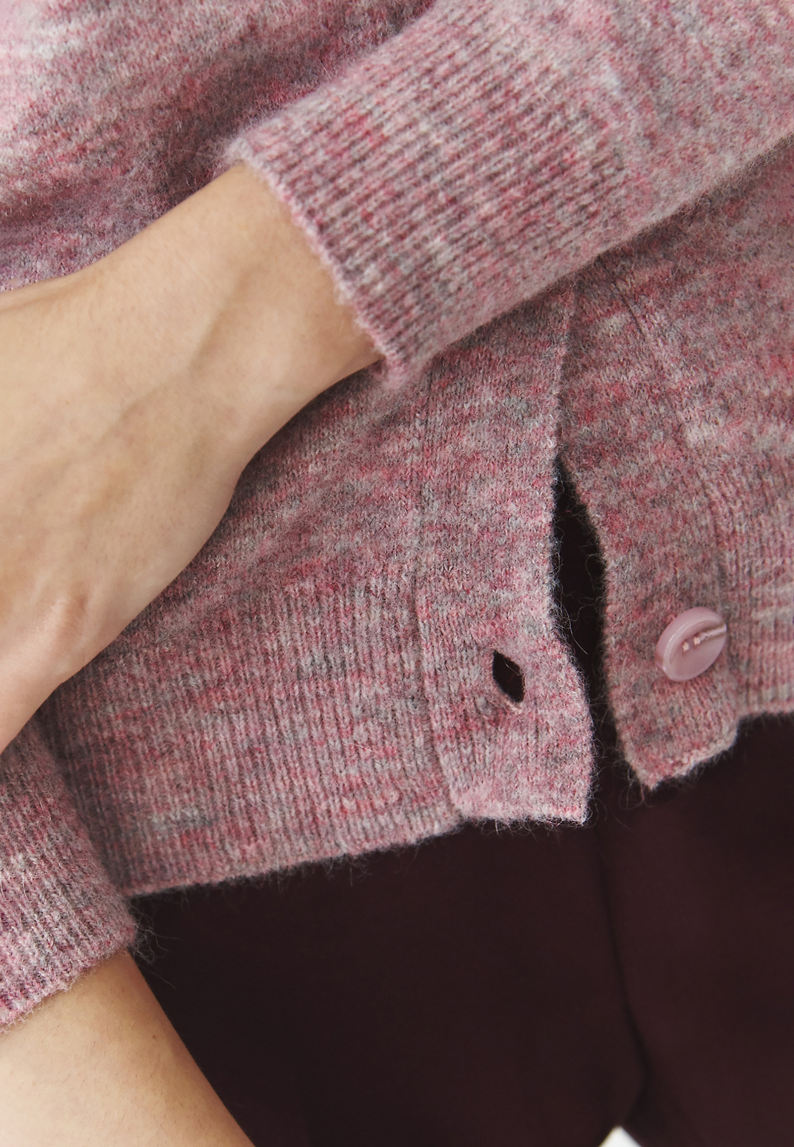 SWETER DAMSKI Z GUZIKAMI I DEKOLTEM W SEREK — AUTUMN SWETER DAMSKI Z GUZIKAMI I DEKOLTEM W SEREK — AUTUMN FIOLETOWY 101909