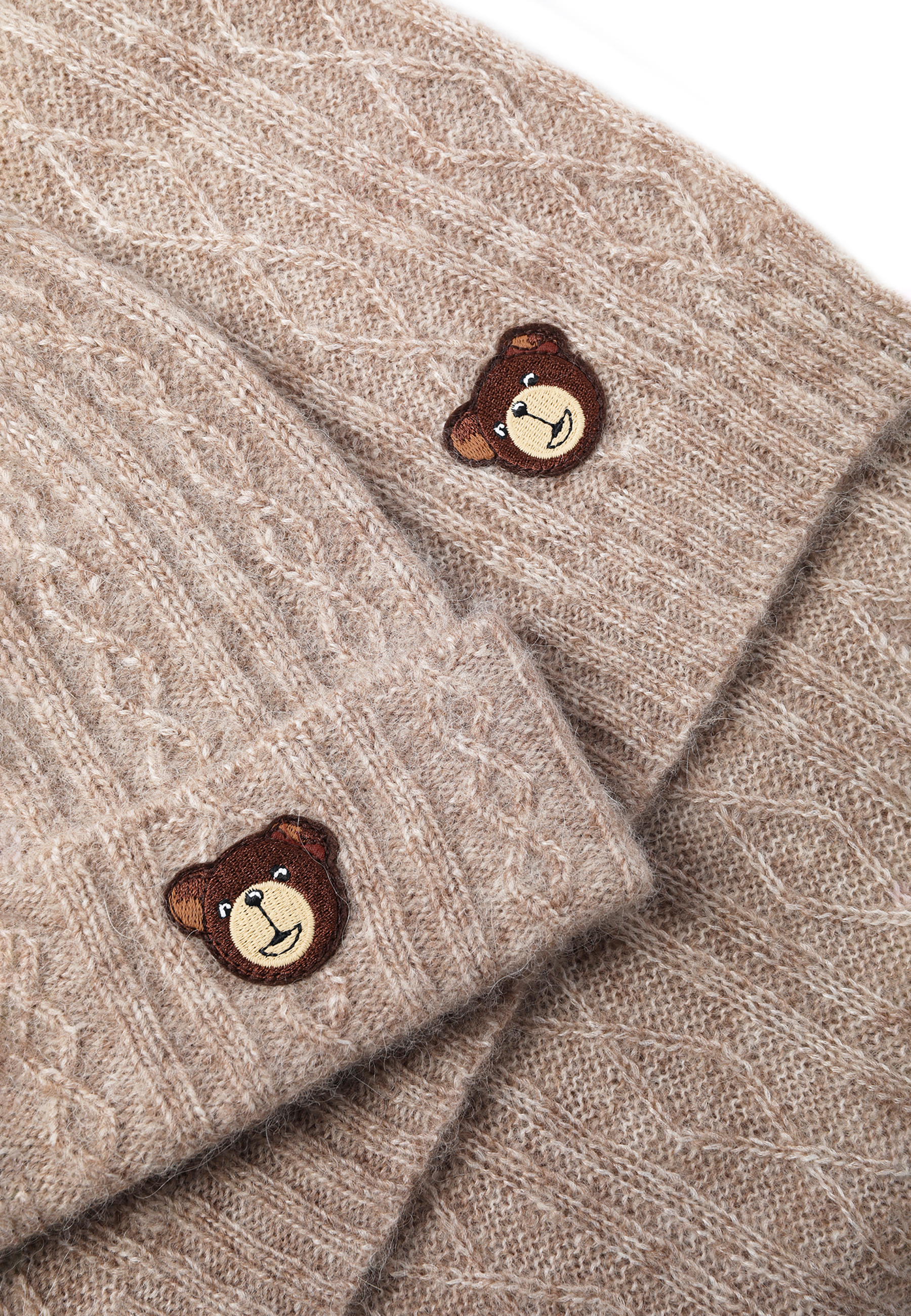 FULAR TRICOTAT DE DAMĂ, CU MODEL ÎN RELIEF ȘI APLICAȚIE BRODATĂ CU URSULEȚUL DE PLUȘ — GORITA 1