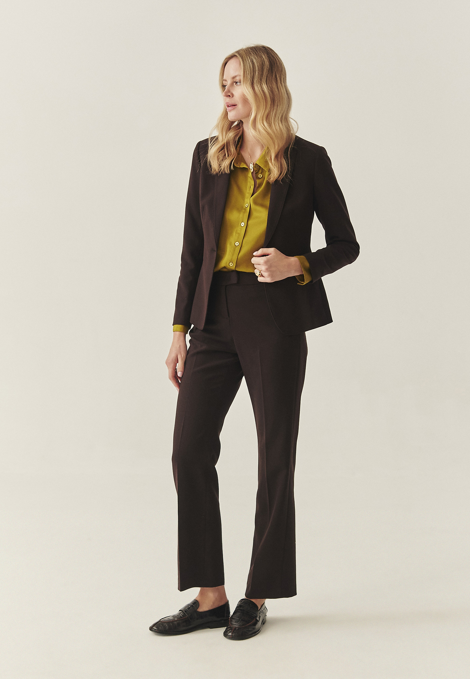 ŽAKET NA MIERU V TEMNEJ ČOKOLÁDOVEJ HNIEDEJ - KAREMA 4 ŽAKET NA MIERU V TEMNEJ ČOKOLÁDOVEJ HNIEDEJ - KAREMA 4 HNEDÁ 117396