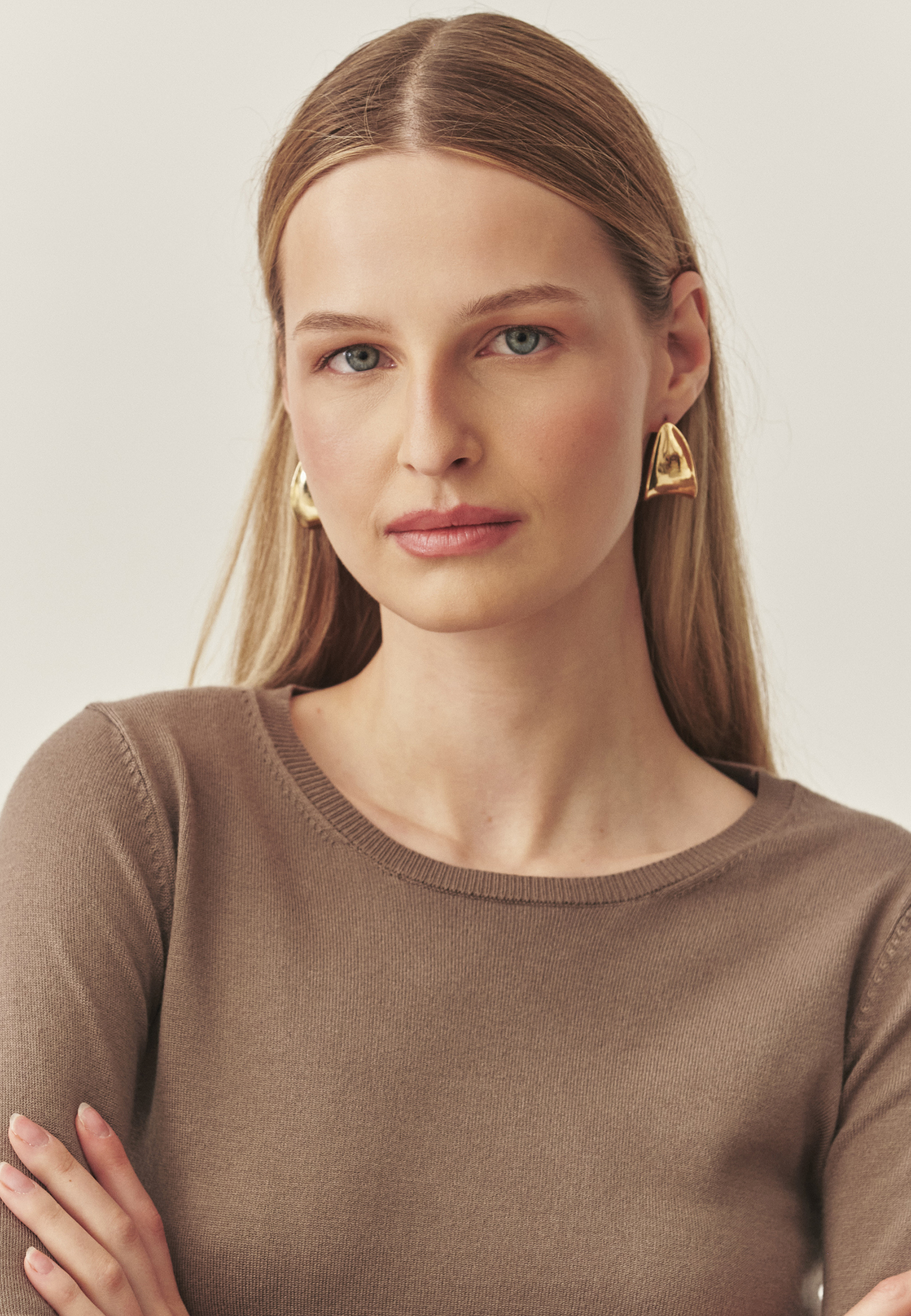 KLASICKÝ DÁMSKY SVETER S OKRÚHLYM VÝSTRIHOM – TESSINI BÉŽOVÁ 2