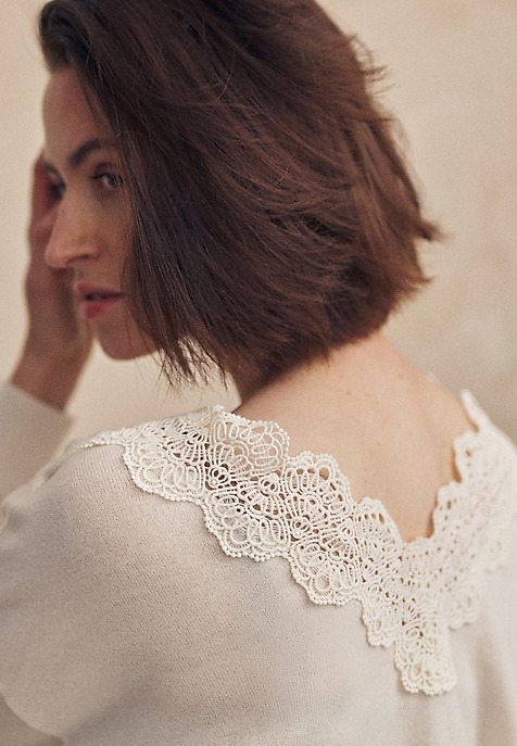 WEŁNIANY SWETER Z KORONKOWYM WYKOŃCZENIEM - ELWIRA WEŁNIANY SWETER Z KORONKOWYM WYKOŃCZENIEM - ELWIRA