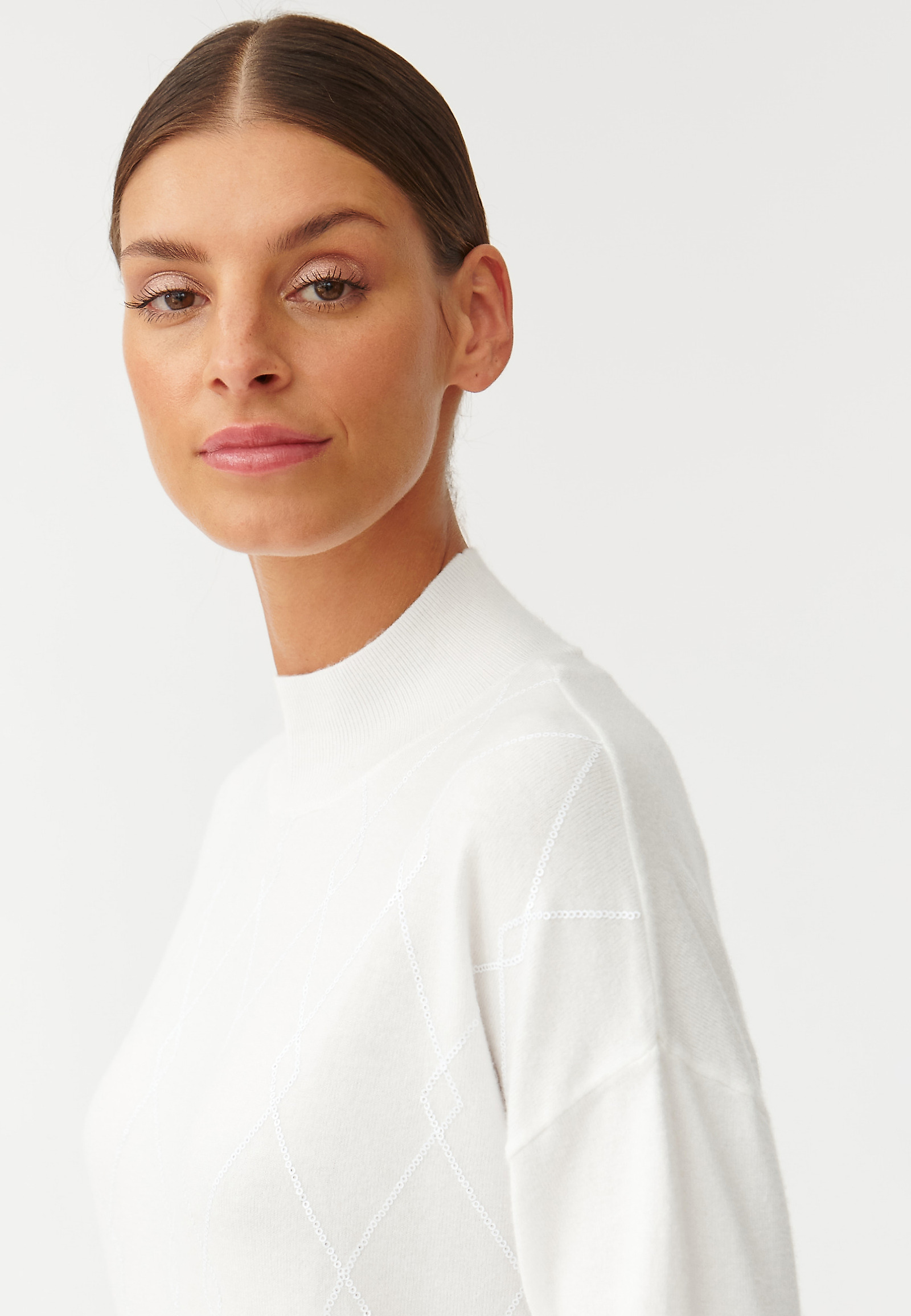 SWETER DAMSKI W CEKINOWE ROMBY CEKIRO SWETER DAMSKI W CEKINOWE ROMBY CEKIRO BIAŁY 92620