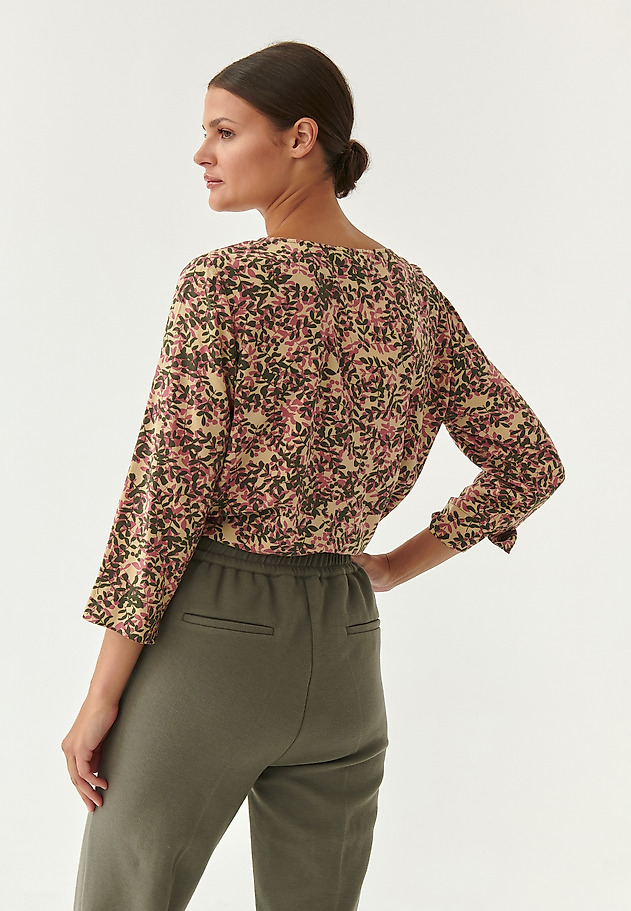 ŽENSKA BLUZA Z MOTIVOM LISTOV AFELIAMI ŽENSKA BLUZA Z MOTIVOM LISTOV AFELIAMI VEČBARVNA 2
