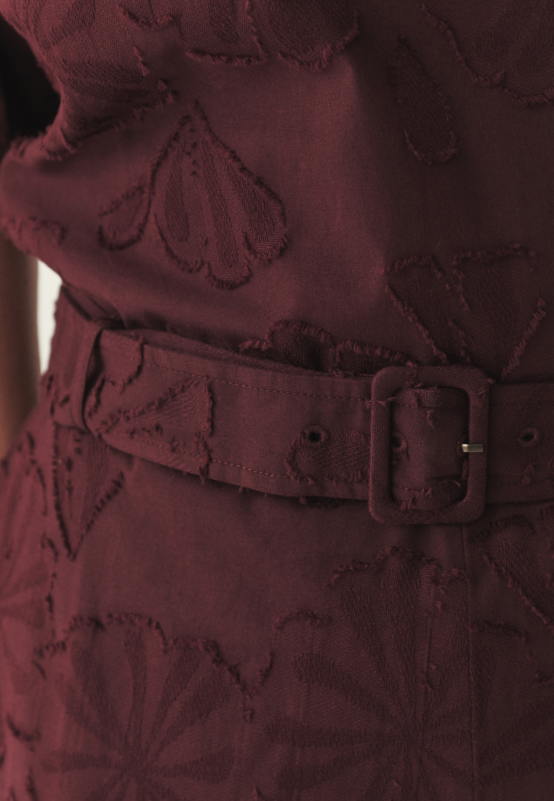 BAWEŁNIANA SUKIENKA MIDI Z KWIATOWYM HAFTEM - KAMI Z CZERWONY 2