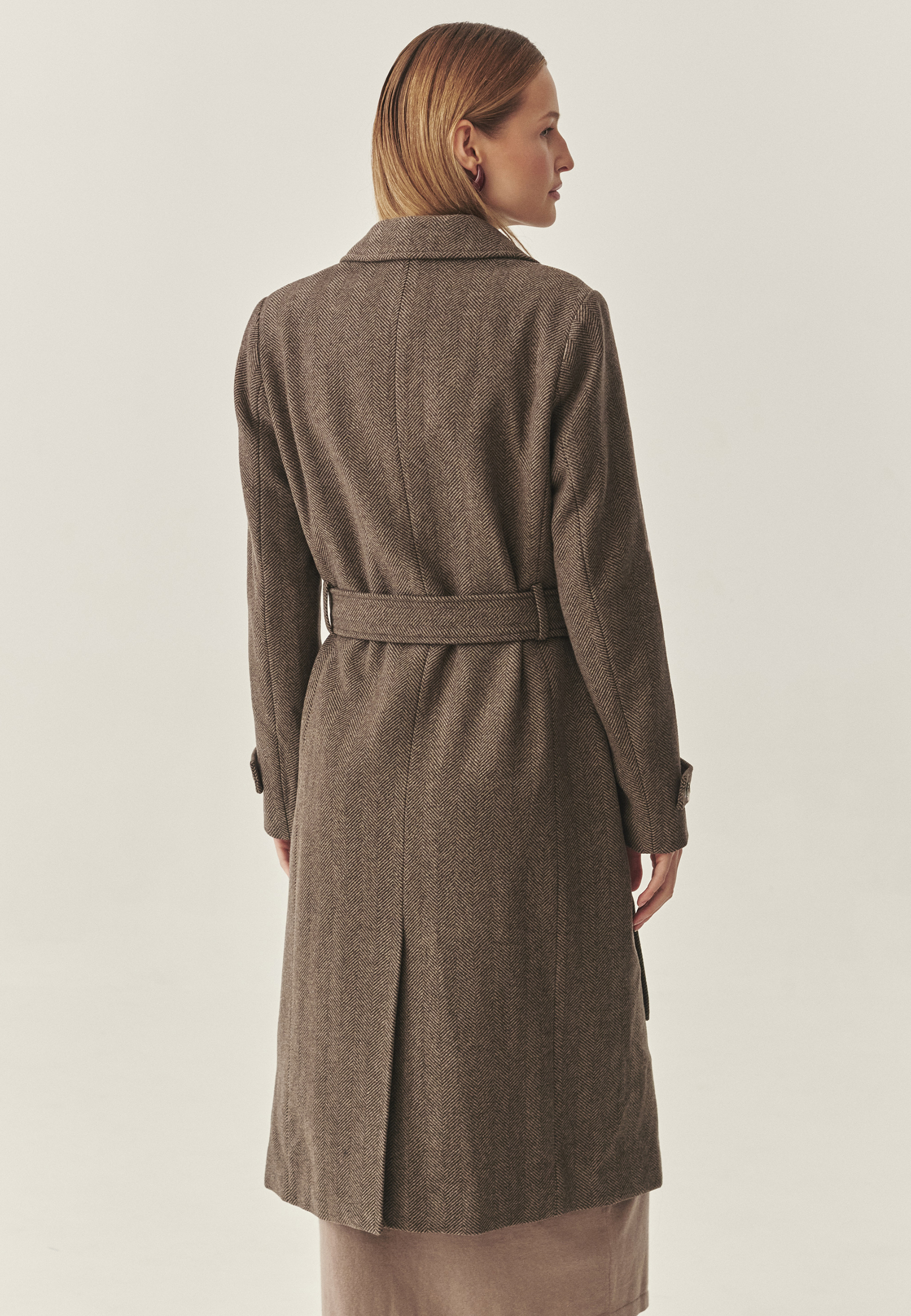 DVOJRADOVÝ DÁMSKY KABÁT TEXTILNÝ SO VZOROM RYBEJ KOSTI – TEA 1 BÉŽOVÁ 2