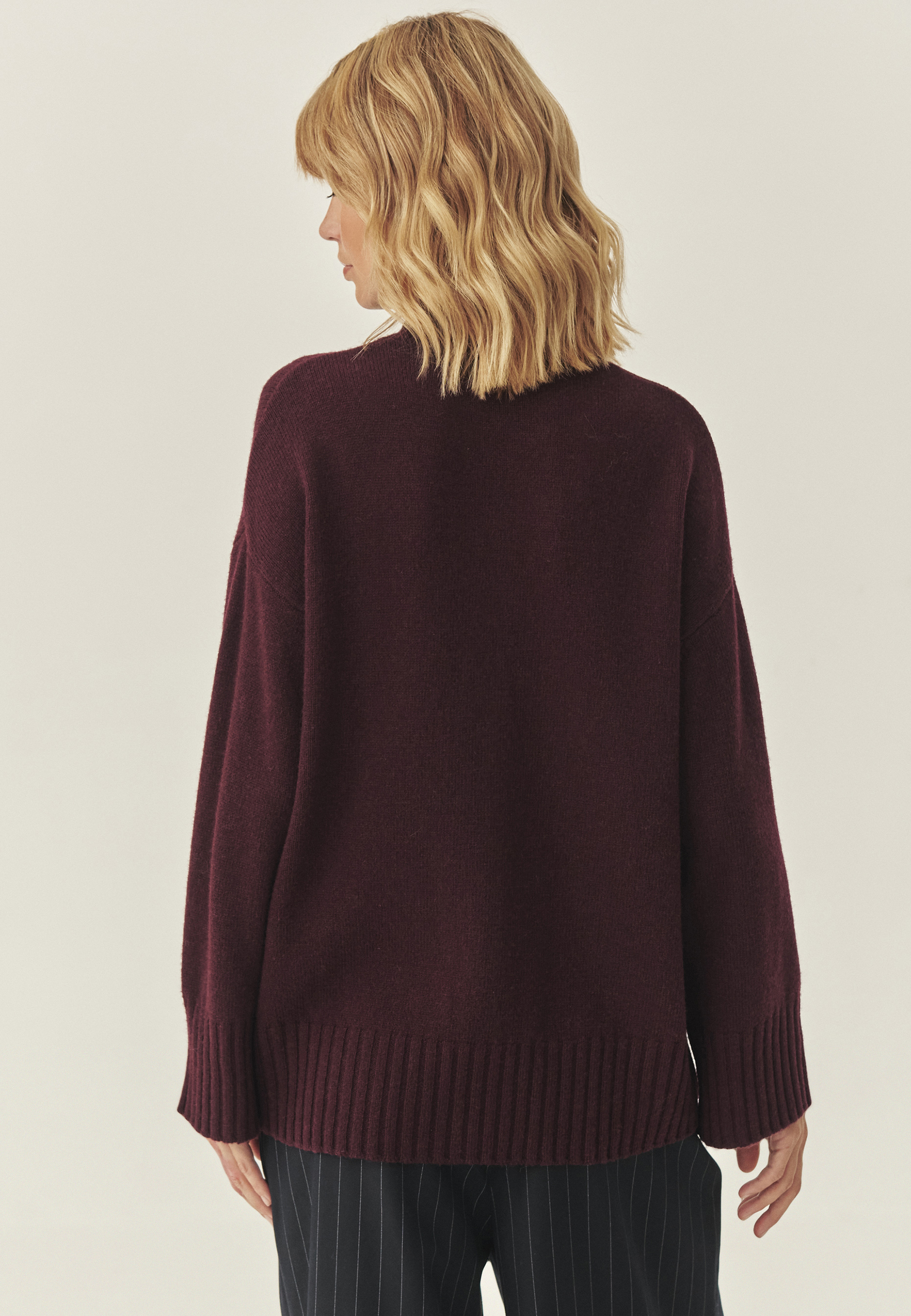 SWEATER IZ VOLNE OLAKŠANEGA KROJA - MOMA RDEČA 2