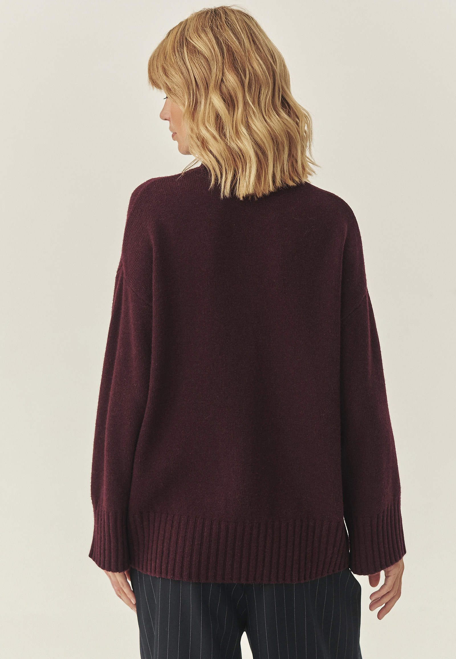 SWEATER Z VlnY V VOLNÉM STYLU - MOMA SWEATER Z VlnY V VOLNÉM STYLU - MOMA ČERVENÁ 115981