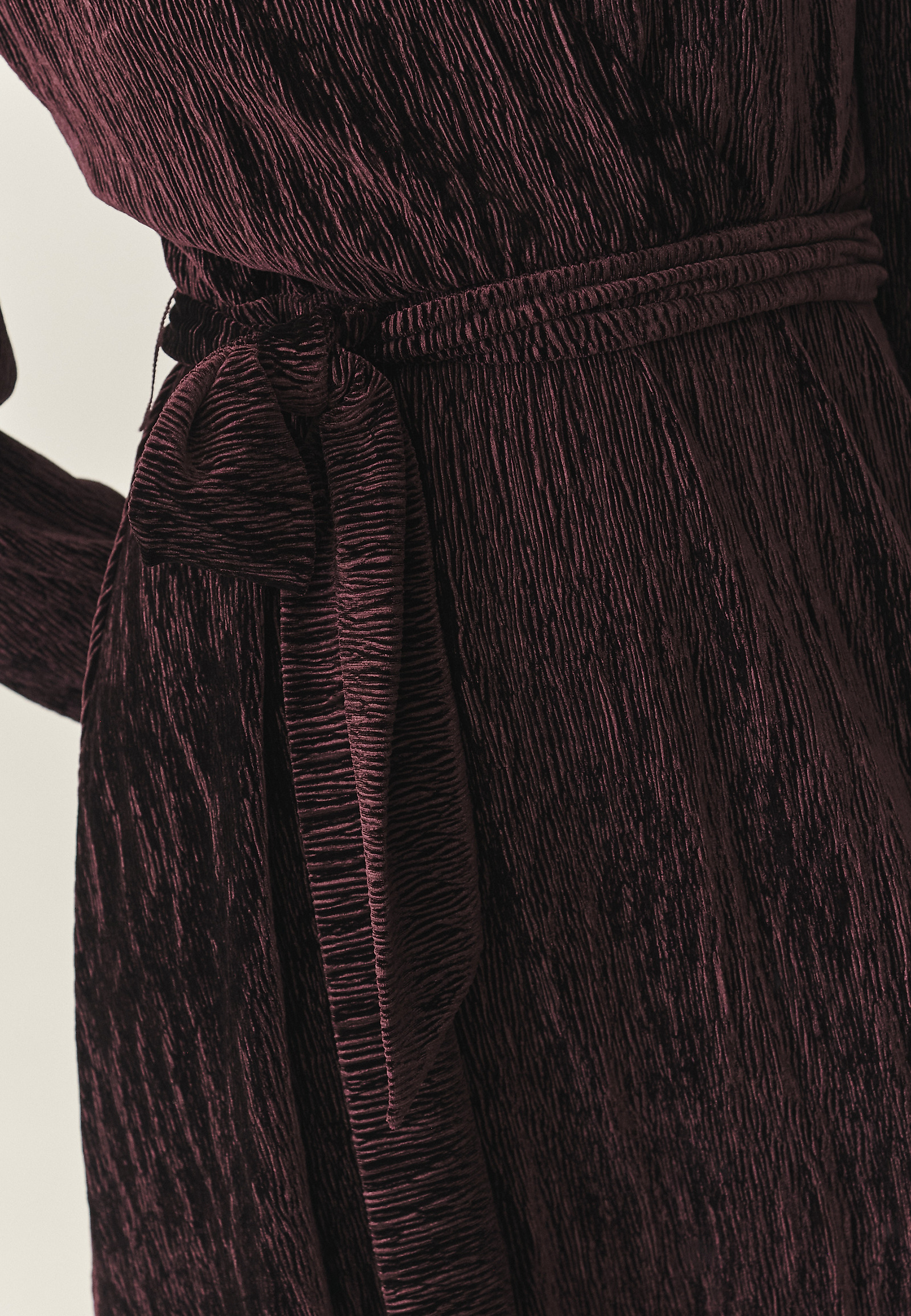 VELUROVÉ MIDI ŠATY – KRESE 1 VELUROVÉ MIDI ŠATY – KRESE 1 ČERVENÁ 118444