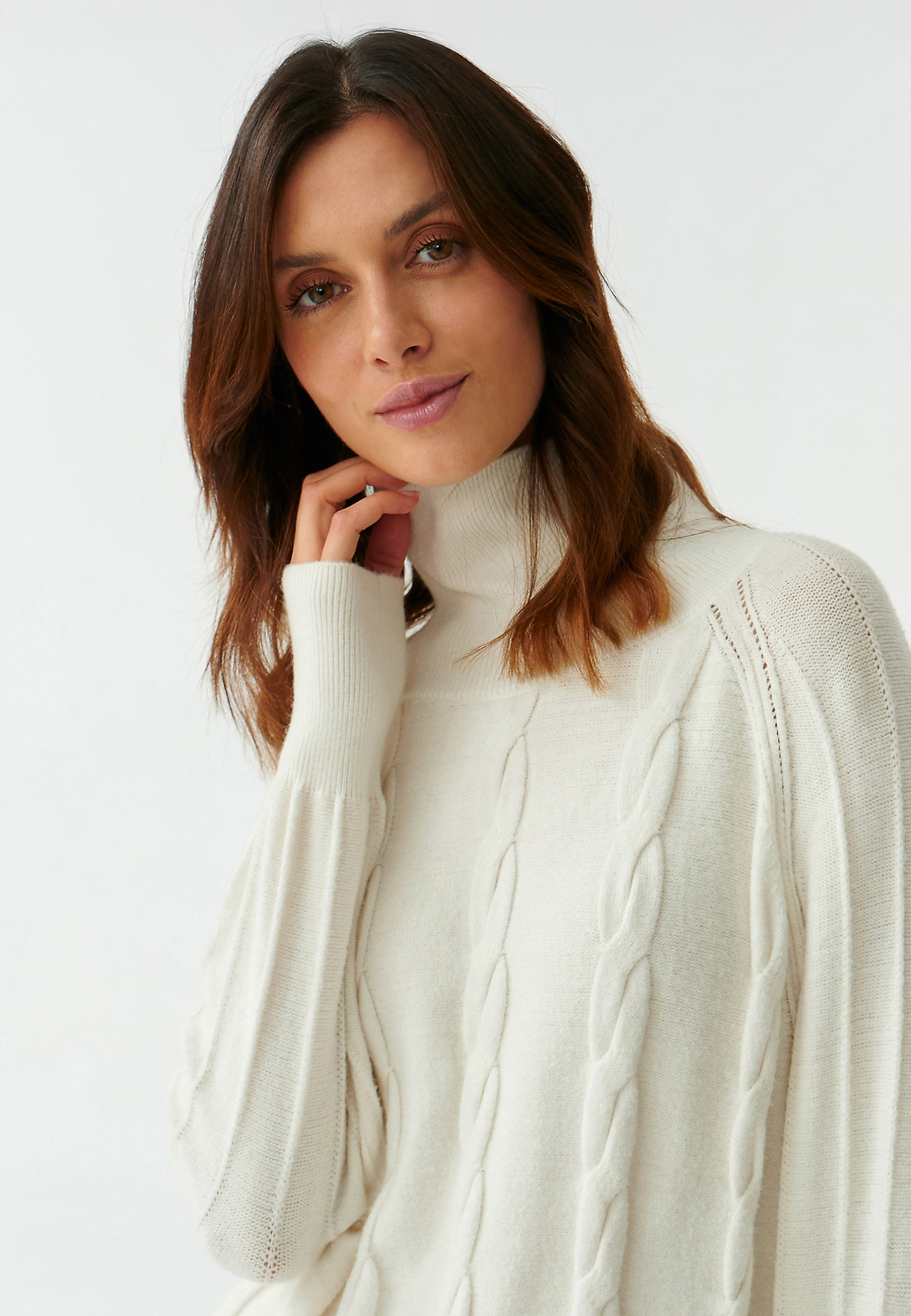 TEXTURED LADIES’ SWEATER WITH A TURTLENECK MEDUZA TEXTURED LADIES’ SWEATER WITH A TURTLENECK MEDUZA ECRU 91633