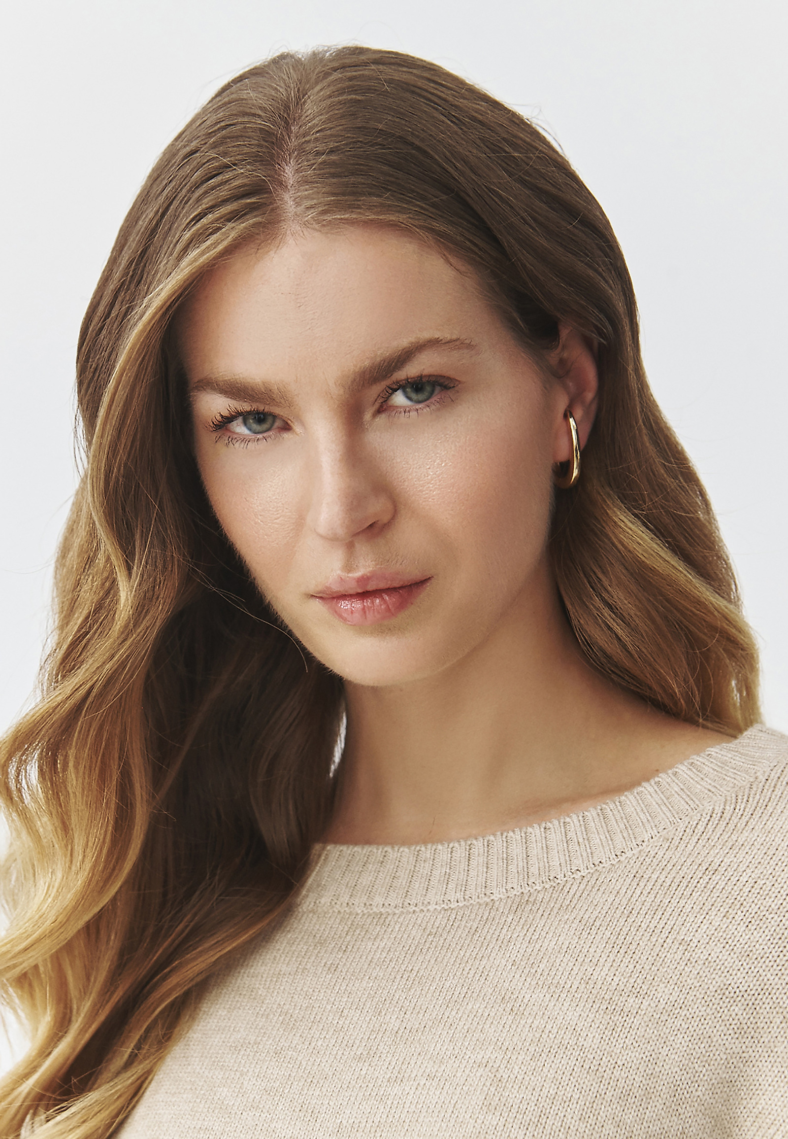 ELEGANCKIE KOLCZYKI W ZŁOTYM KOLORZE — STINE ELEGANCKIE KOLCZYKI W ZŁOTYM KOLORZE — STINE ZŁOTY 105101