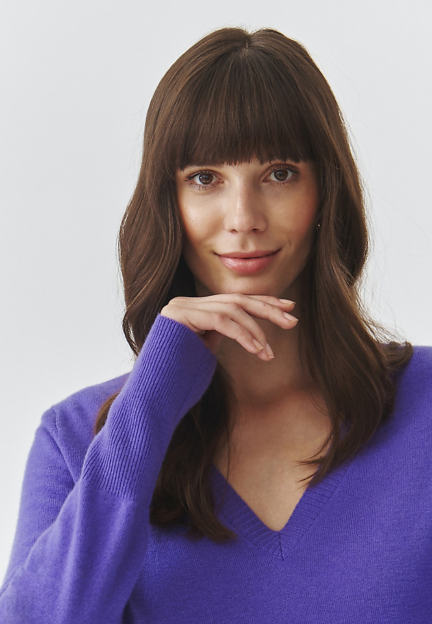 LADIES’ WOOL SWEATER WITH A V-SHAPED NECKLINE - RONI LADIES’ WOOL SWEATER WITH A V-SHAPED NECKLINE - RONI FIOLETOWY 1