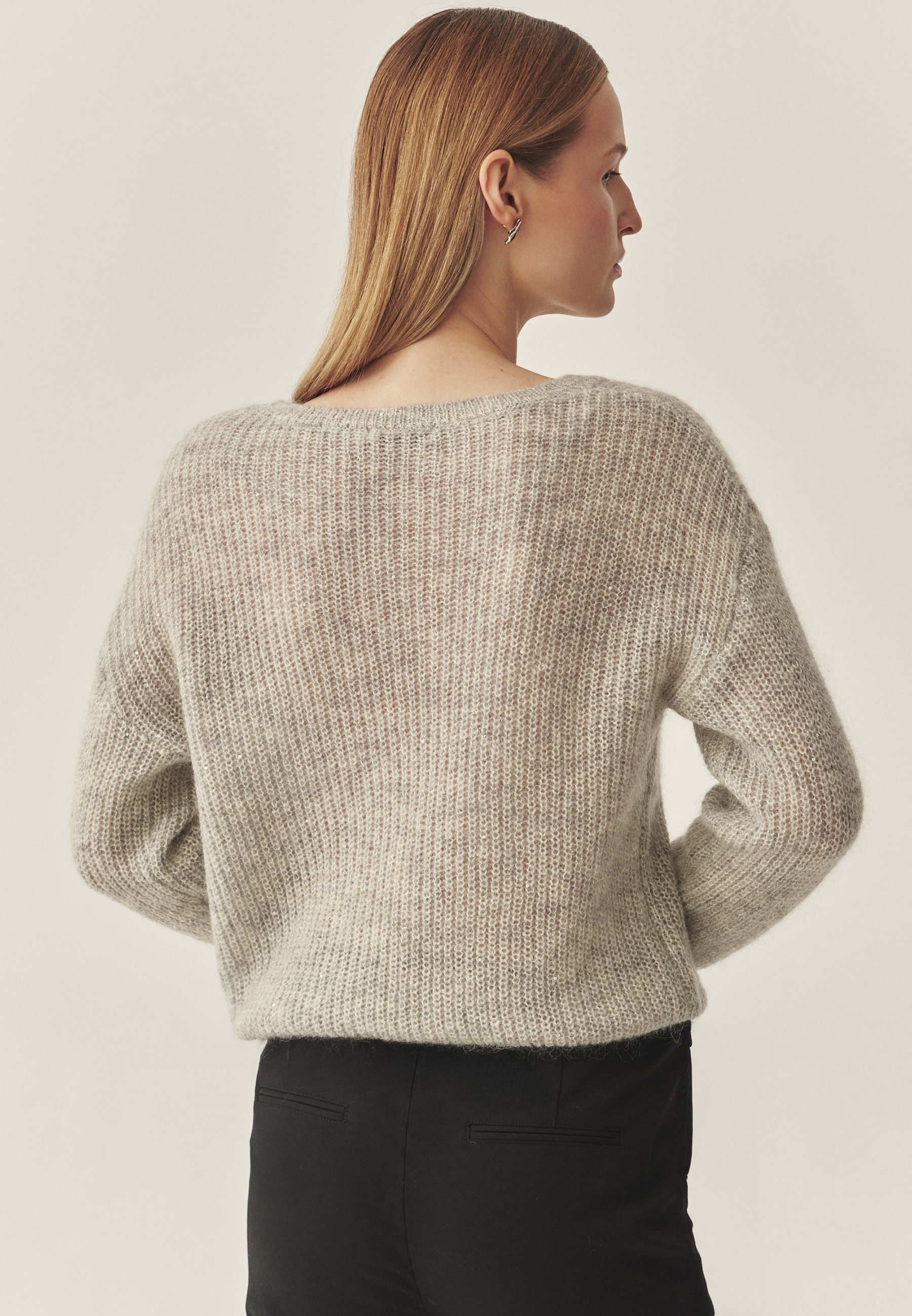 DÁMSKY SVETER Z PRIADZE S OZDOBNÝM KVETINOVÝM PRVKOM – CLAIRE STRIEBORNÁ 2