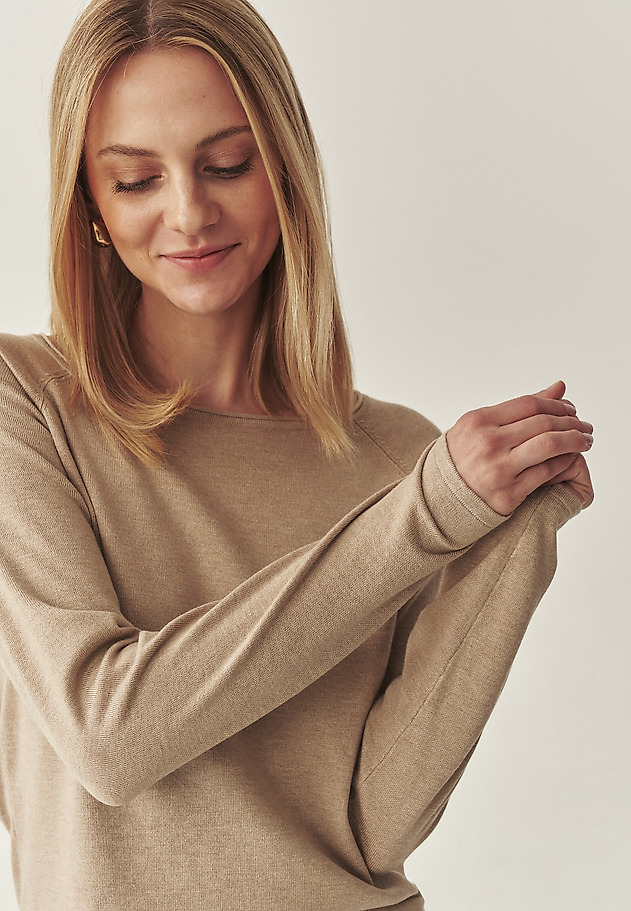 KLASYCZNY SWETER Z DEKOLTEM W ŁÓDKĘ - BROOKE KLASYCZNY SWETER Z DEKOLTEM W ŁÓDKĘ - BROOKE BEŻOWY 1