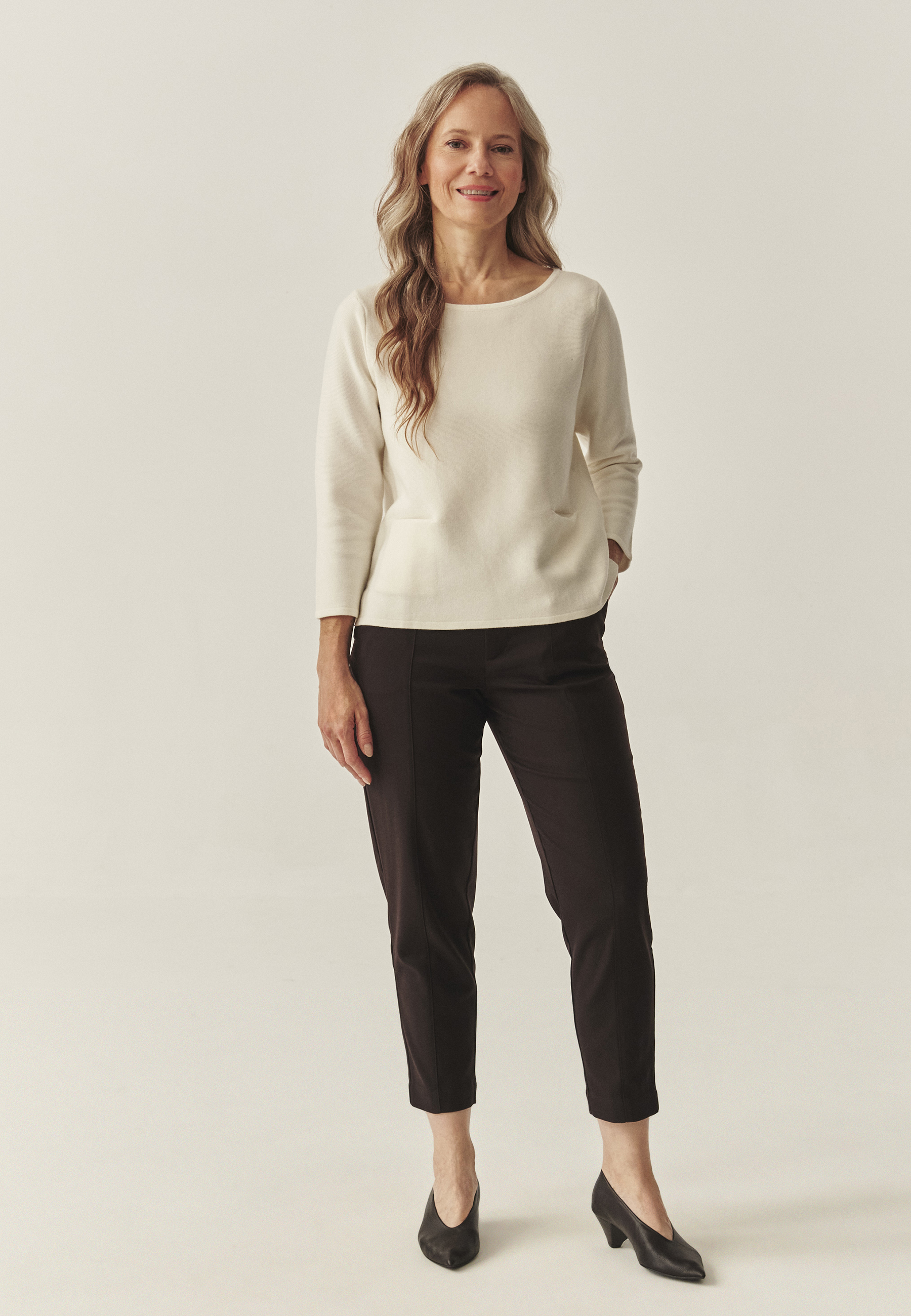 KLASICKÝ DÁMSKY SVETER S 3/4 RUKÁVOM A VRECKAMI – ADELLE ECRU 2