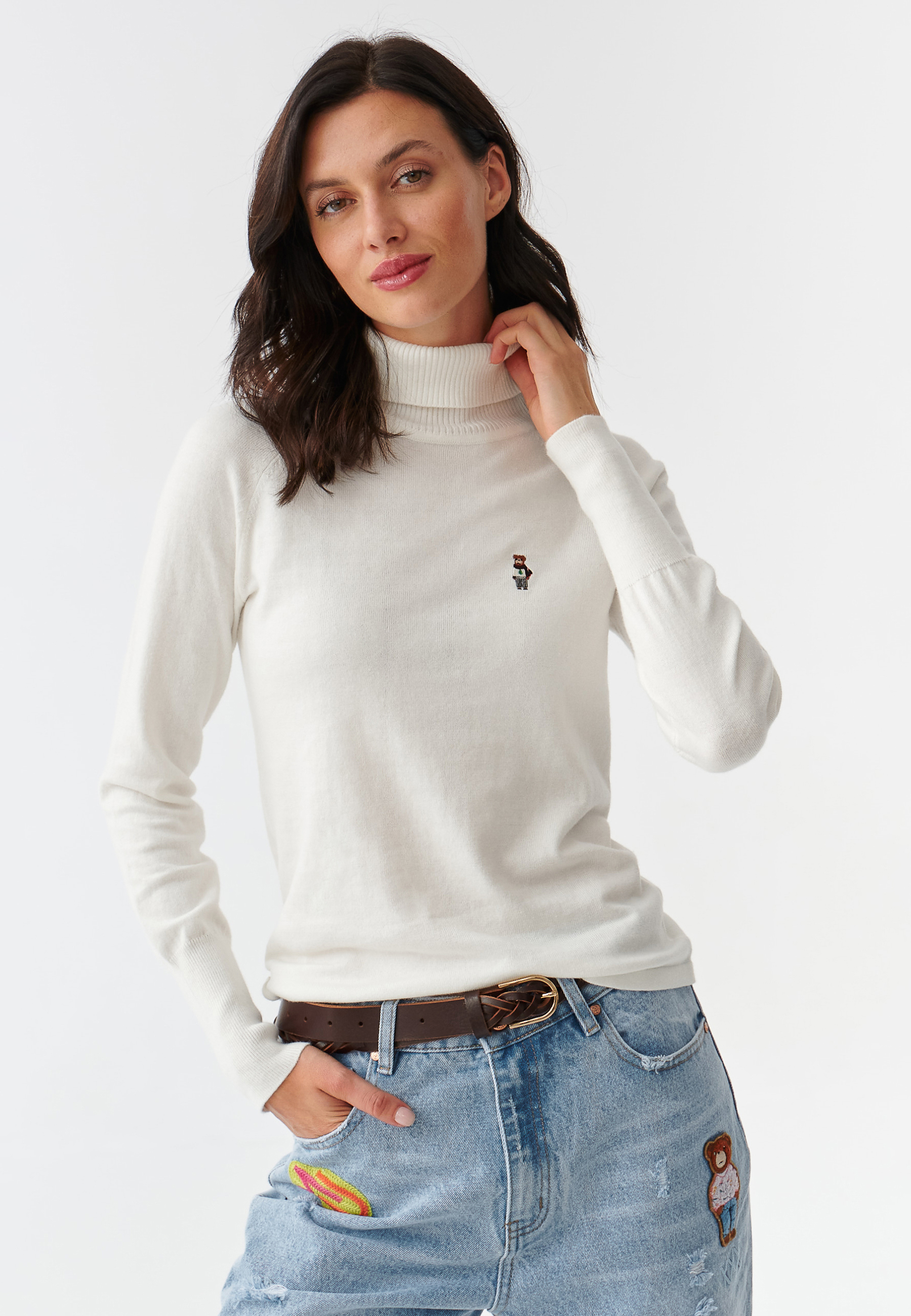 KLASYCZNY SWETER DAMSKI Z GOLFEM Z HAFTOWANYM MISIEM USZATKIEM NEKO ECRU 2