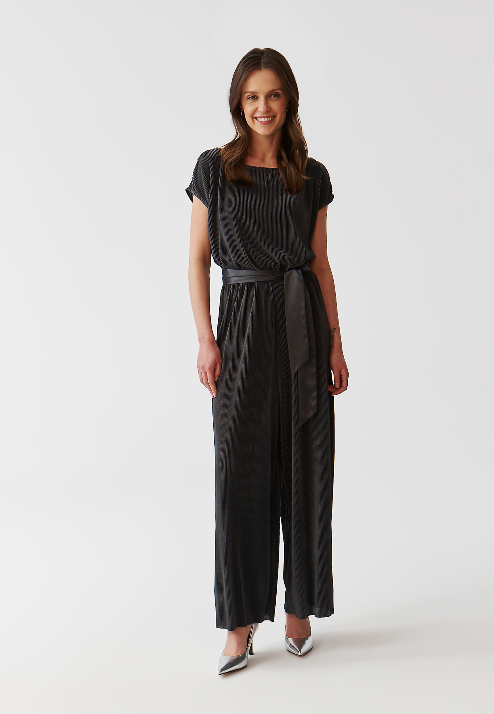 DZIANINOWY KOMBINEZON DAMSKI Z WIĄZANIEM W TALII - MILOU DZIANINOWY KOMBINEZON DAMSKI Z WIĄZANIEM W TALII - MILOU SZARY 96393