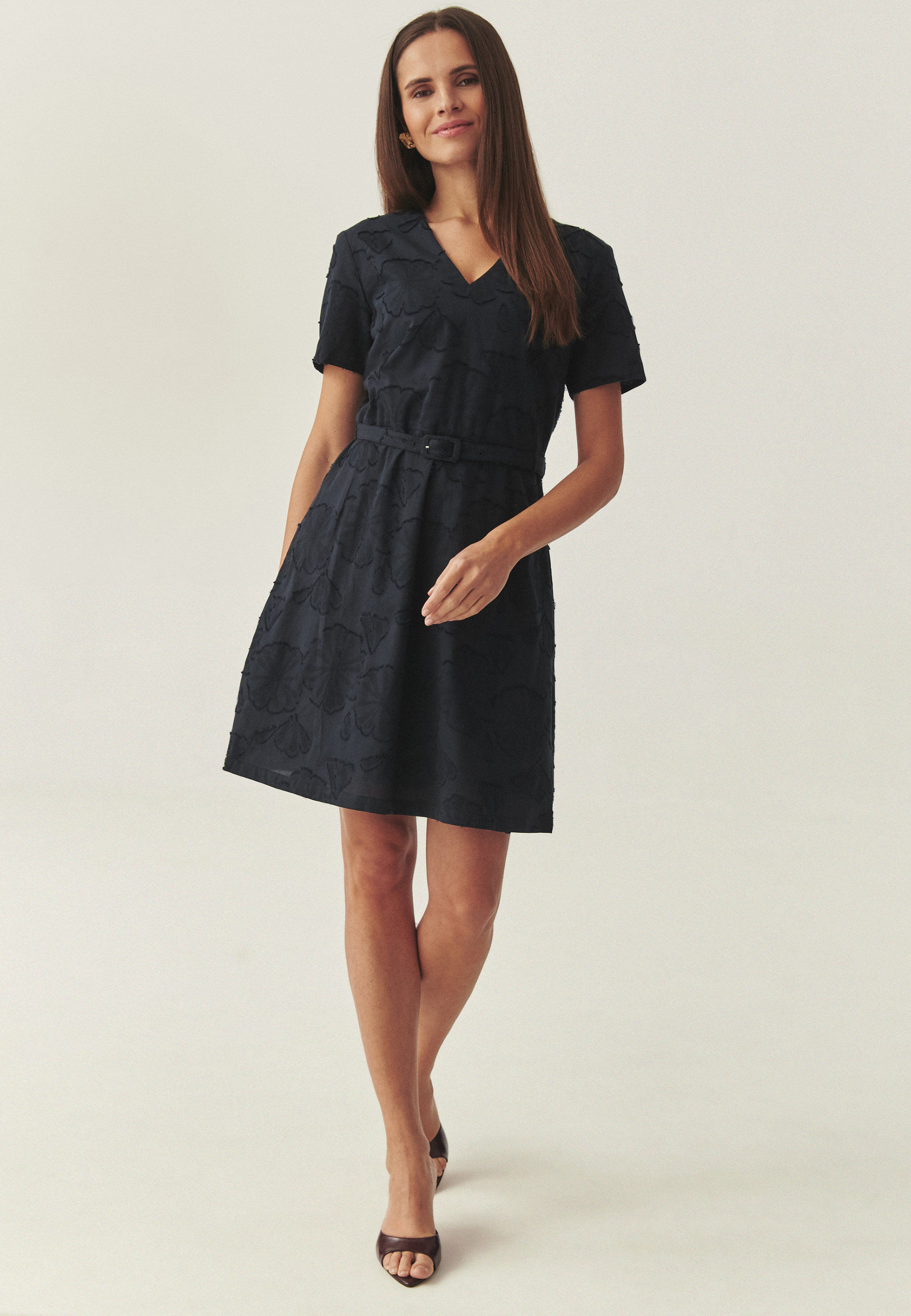 BAWEŁNIANA SUKIENKA Z KWIATOWYM HAFTEM - NIKITA Z GRANATOWY 2