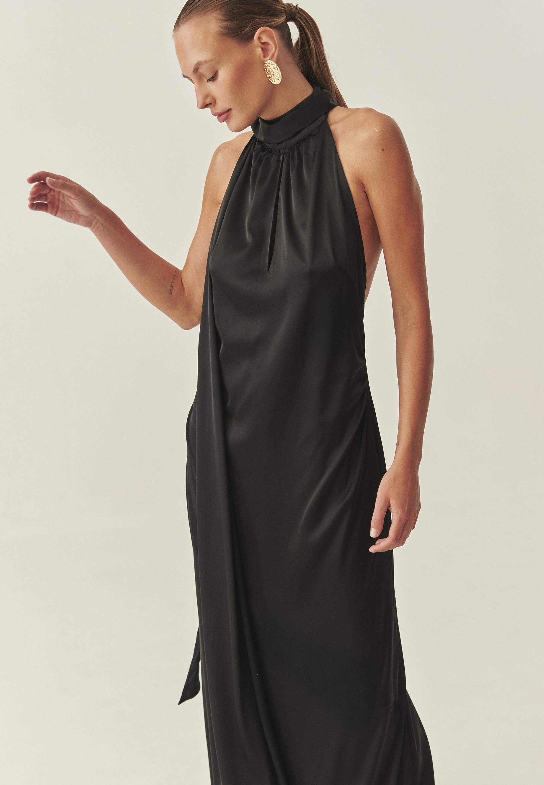 TKANINOWA SATYNOWA SUKIENKA MAXI Z ODKRYTYMI PLECAMI — EMU CZARNY 2