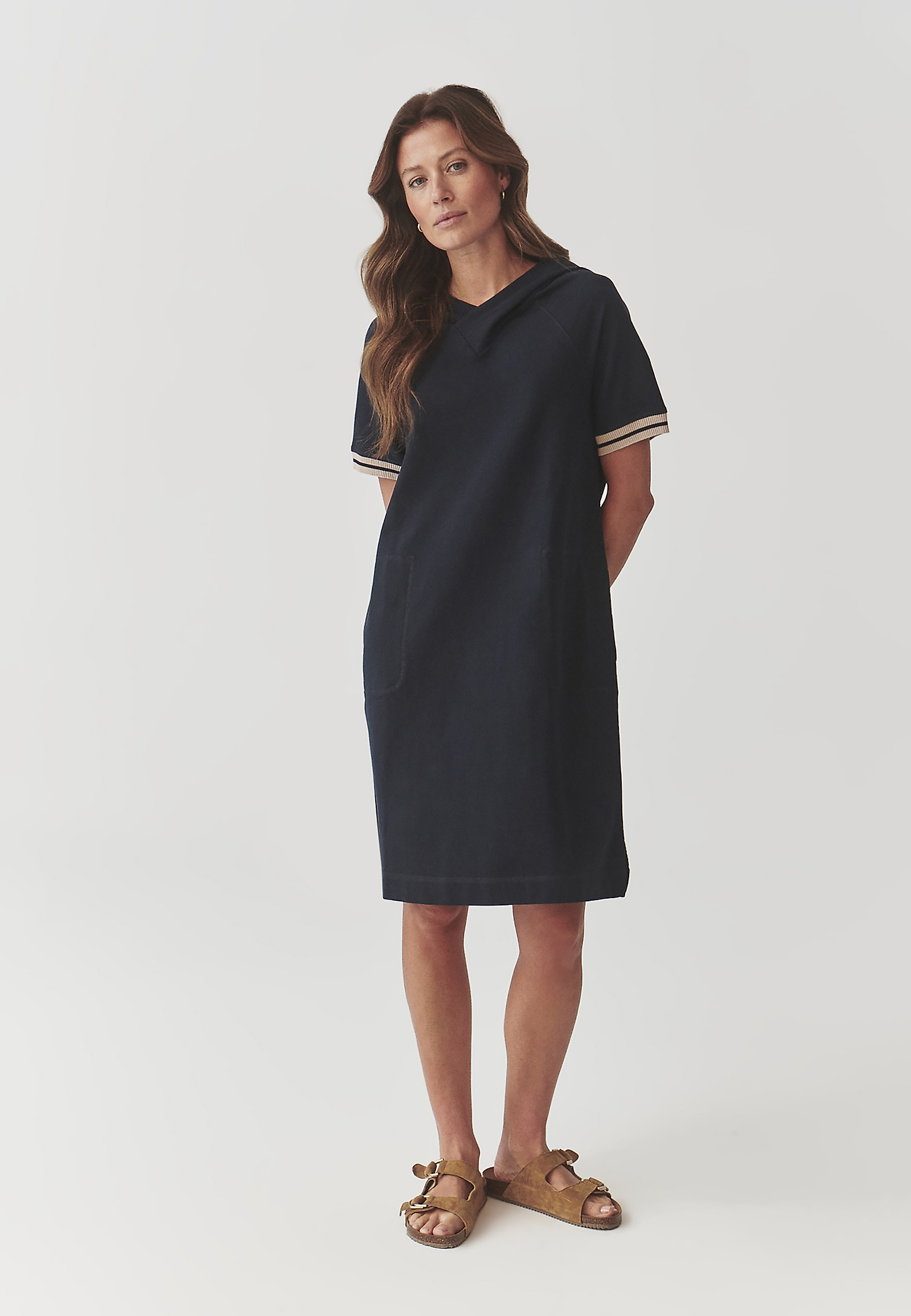 DZIANINOWA SUKIENKA Z KAPTUREM I KIESZENIAMI - JOY DZIANINOWA SUKIENKA Z KAPTUREM I KIESZENIAMI - JOY GRANATOWY 97762