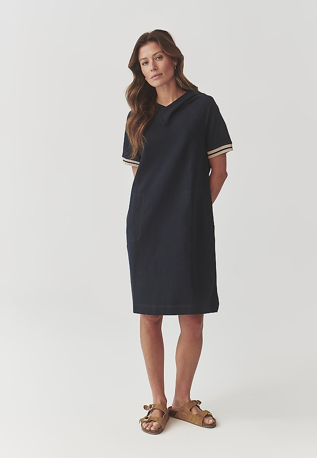 DZIANINOWA SUKIENKA Z KAPTUREM I KIESZENIAMI - JOY DZIANINOWA SUKIENKA Z KAPTUREM I KIESZENIAMI - JOY GRANATOWY 2