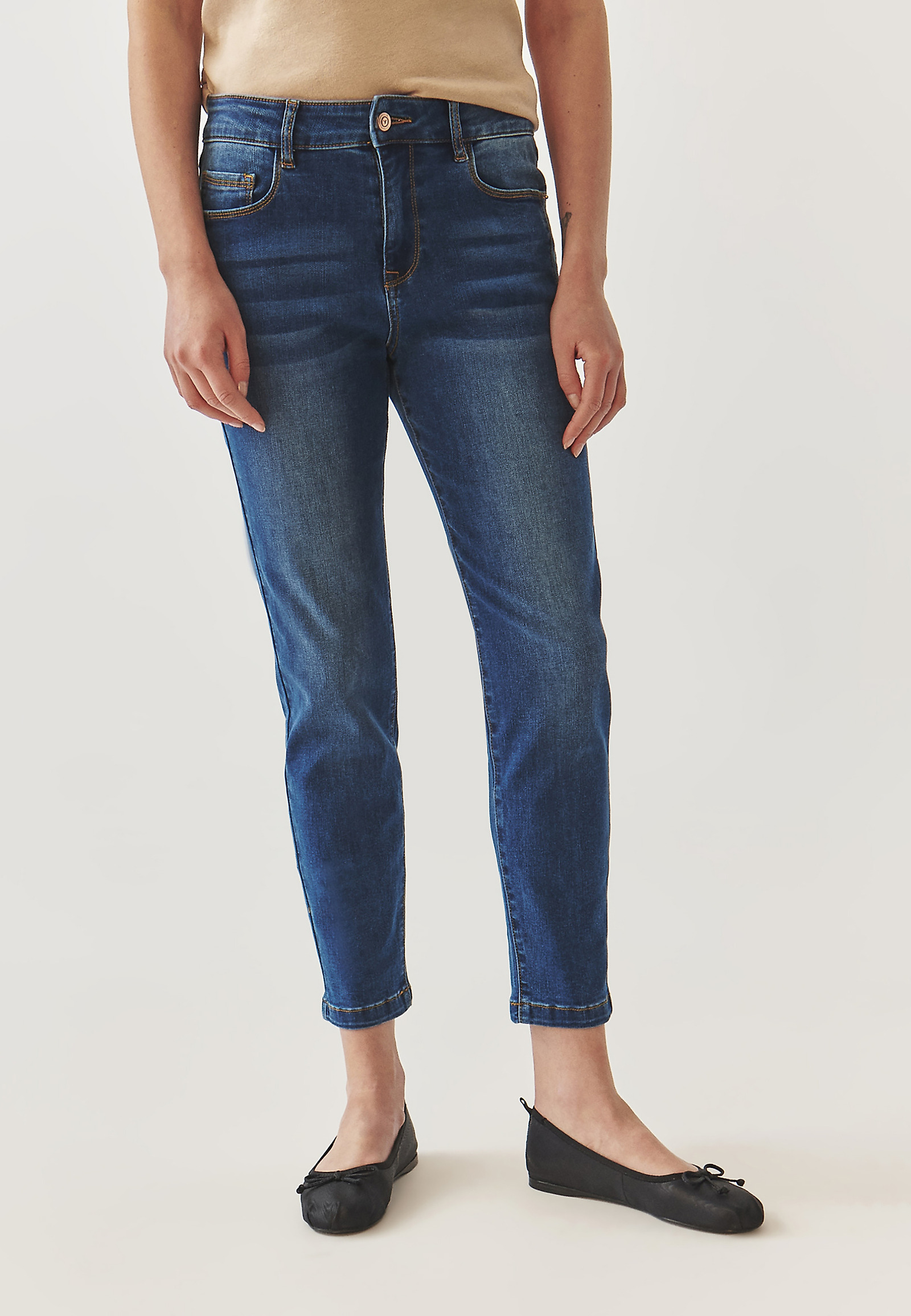 FITTED LADIES’ JEANS WITH DECORATIVE FRONT SEAMS - SARO 2 FITTED LADIES’ JEANS WITH DECORATIVE FRONT SEAMS - SARO 2 BLUE 99132
